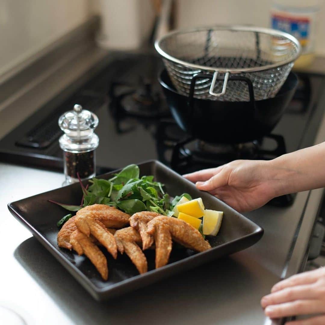 北欧、暮らしの道具店さんのインスタグラム写真 - (北欧、暮らしの道具店Instagram)「苦手を克服！ラバーゼの揚げ鍋セットで、揚げ物がとにかく楽しくなりました♪ . - - - - - - - - - - - - 揚げたてのアジフライ、 天ぷら、春巻き、鶏の唐揚げ……！ ビールと一緒にいただくと、 より一層美味しく感じますよね〜◎ . 本日ご紹介するのは、 お取り扱い以来、当店でも大人気の la baseの揚げ鍋セット。 . 「揚げもの調理」に苦手意識があった スタッフが取り入れてみたところ、 揚げものがもう楽しくて仕方がないのだとか！ . 「油ハネ防止ネット」付きなので、 全くといっていいほど 油が飛び散らない♪  さらに、揚げカゴも付いているので 使えば油切りも、二度揚げも ラクラクなんだとか。  持ち手が熱くならず、 そのままササッと持ち上げられるのも 嬉しいポイントです。  鉄製なのに800gと比較的軽いので、 吊るすこともできますよ〜！  ぜひお家で、 おいしい揚げものをお楽しみくださいね。 . - - - - - - - - - - - - la base/ラバーゼ/IH対応・鉄揚げ鍋セット（22cm） . ▶お買いものはプロフィールのリンクからどうぞ→@hokuoh_kurashi ・ #kitchen#kitchenware#food#foodstagram#labase#ラバーゼ#揚げ鍋#ビール#手羽先#キッチン#キッチン雑貨#揚げ物#からあげ#天ぷら#今日のごはん#料理#シンプル#シンプルライフ#シンプルデザイン#暮らしを楽しむ#日々の暮らし#北欧#暮らし#北欧暮らしの道具店」1月8日 10時38分 - hokuoh_kurashi