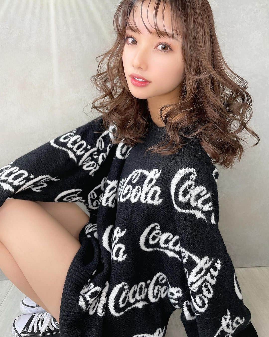 堀井大輔のインスタグラム：「・ ・ ワクワク＆ゴロリペア ・ 今年はロケ撮影していこう🙌 ・ ・ 𝑚𝑜𝑑𝑒𝑙 @matyumae  ℎ𝑎𝑖𝑟/𝑝ℎ𝑜𝑡𝑜 @daisuke_5511  ・ ・  #クラウンヘアー #天白区 #名古屋 #栄 #名駅 #美容師求人 #かわいい #ファッション #冬コーデ #コテ巻き #雑誌風 #作品撮り #ボブ #外国人風カラー #サロンモデル #サロモ #インスタ映え #フォトジェニック #巻き髪 #ヘアメイク #透明感カラー #アディクシーカラー #波巻き #イルミナカラー #美容師 #ホリーマジック #ヘアアレンジ #大人かわいい #グレージュ」