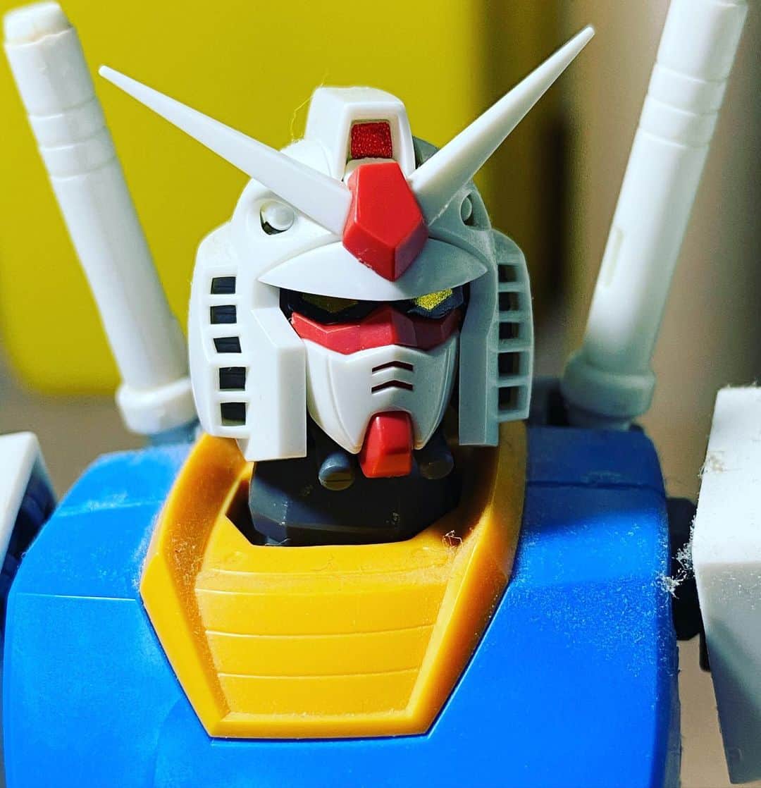 のインスタグラム：「翌朝、明るくなって探したら落ちてたV字アンテナ見つかりました。ガンダムはこうでなくっちゃ！ 探し物が見つからない時は、別の機会にもう一度探す、光の加減を変えて探す。これ、探し物を探すときに結構大切な教え。」