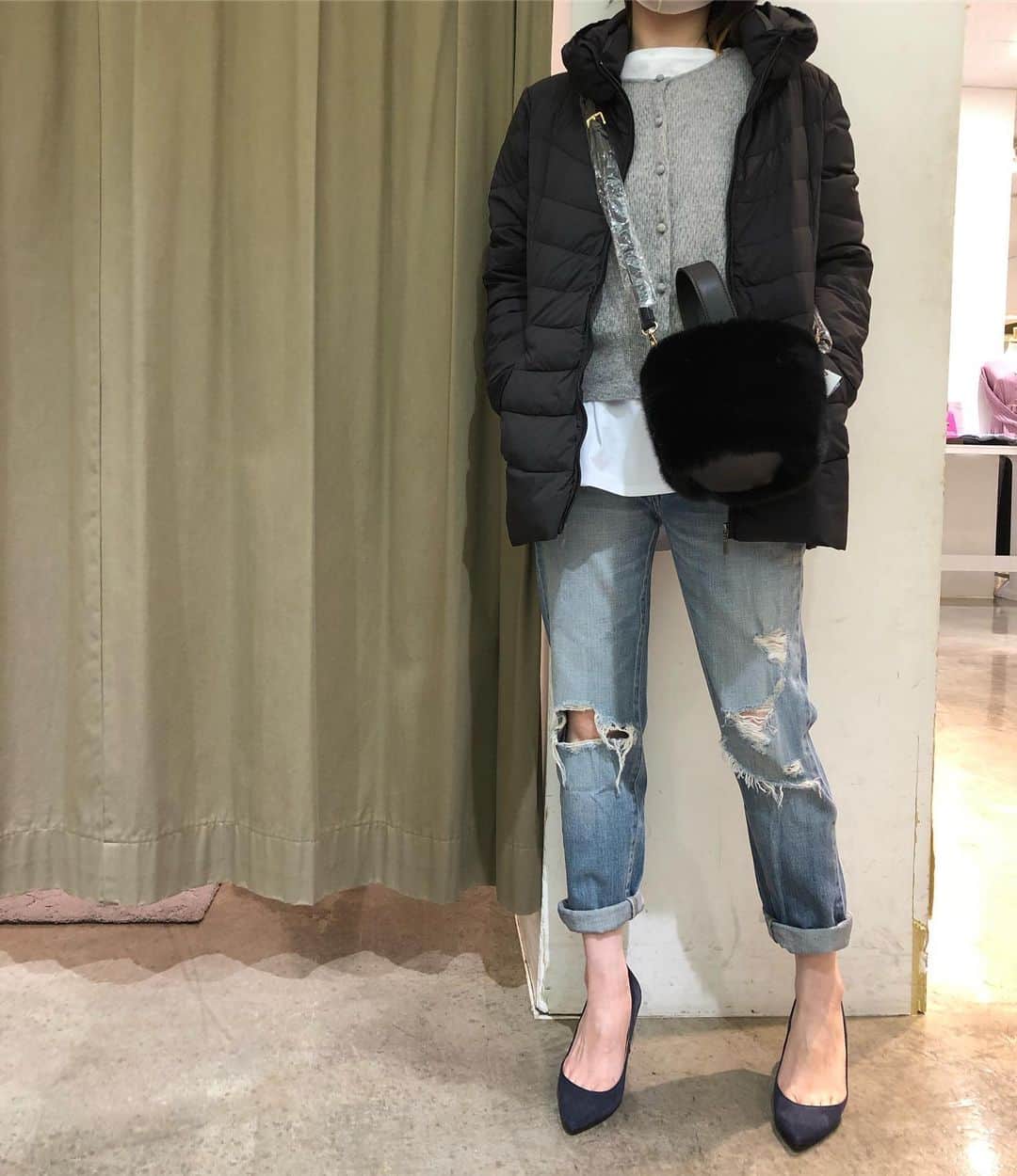 GATHER yamatoのインスタグラム：「. おはようございます☃️❄️ 今朝は、雪が積もりましたね 雪の日が続きダウンコートが 大活躍しますね！！ ダウンコート×デニム👖 王道のコーデは、グレーのショート カーデにロンTをレイヤード シンプルに！かっこ良く✨  ダウンコート ¥14,000+tax カーディガン ¥18,000+tax▷(20%OFF) カットソー ¥6,900+tax デニム ¥27,500+tax バッグ ¥10,000+tax  ・ 皆さま雪の中の通勤や移動 お気をつけてくださいね🚘❄️✨  ーーーーーーーーーーーーー ・ #gather#GATHER大和 #ギャザー #佐賀 #大和#code#fashion#ootdfashion#セレクトショップ #大人カジュアル」