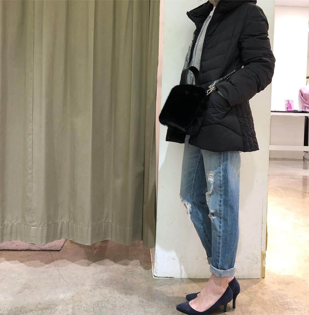 GATHER yamatoのインスタグラム：「. おはようございます☃️❄️ 今朝は、雪が積もりましたね 雪の日が続きダウンコートが 大活躍しますね！！ ダウンコート×デニム👖 王道のコーデは、グレーのショート カーデにロンTをレイヤード シンプルに！かっこ良く✨  ダウンコート ¥14,000+tax カーディガン ¥18,000+tax▷(20%OFF) カットソー ¥6,900+tax デニム ¥27,500+tax バッグ ¥10,000+tax  ・ 皆さま雪の中の通勤や移動 お気をつけてくださいね🚘❄️✨  ーーーーーーーーーーーーー ・ #gather#GATHER大和 #ギャザー #佐賀 #大和#code#fashion#ootdfashion#セレクトショップ #大人カジュアル」