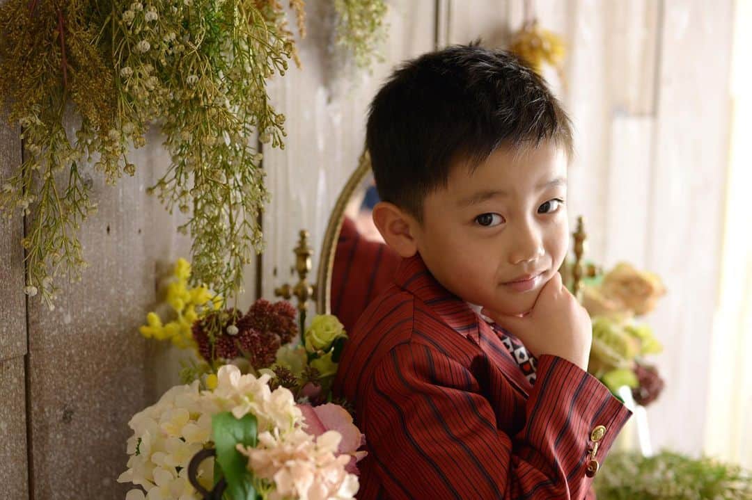 秋田市・弘前市のこども写真館フォトスタジオスマイリーさんのインスタグラム写真 - (秋田市・弘前市のこども写真館フォトスタジオスマイリーInstagram)「. 自分で選んだ着物も、タキシードも とっても似合ってたよ〜！  自分で考えたオリジナルポーズも 上手にできました😆✨  七五三おめでとう👏💕  もっとお写真が見たい方はコチラ⇒(@smiley_iwata)まで🌈  #フォトスタジオスマイリー #フォトスタジオ #写真スタジオ #子供写真館 #秋田県 #秋田市 #七五三 #七五三撮影 #秋田市写真館 #弘前写真館 #フォトスタジオスマイリー #photostudiosmiley」1月8日 10時42分 - smiley_iwata