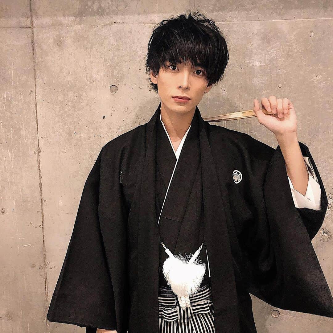 岡田隆之介のインスタグラム：「初袴❗️力がみなぎってくる感じがしました卍 僕は成人式の時はスーツでした。 インキャの僕には一生無縁だと思ってました😂 一生に一度の成人式が中止とは前代未聞で今年成人式の代の人たちがとてもかわいそう、、、😢 . . . . . . #袴 #成人式 #instagood #instalike #like4like #like #ootd #ootn #followme   #モデル #サロモ #サロンモデル #メンズファッション #ファッション #お洒落さんと繋がりたい #韓国好きな人と繋がりたい #ファインダー越しの私の世界 #フォロミー  #いいねした人で気になった人フォロー #黒髪 #マッシュ男子 #雰囲気好きな人いいね #雰囲気推してください  #いいね返し #アイドル」