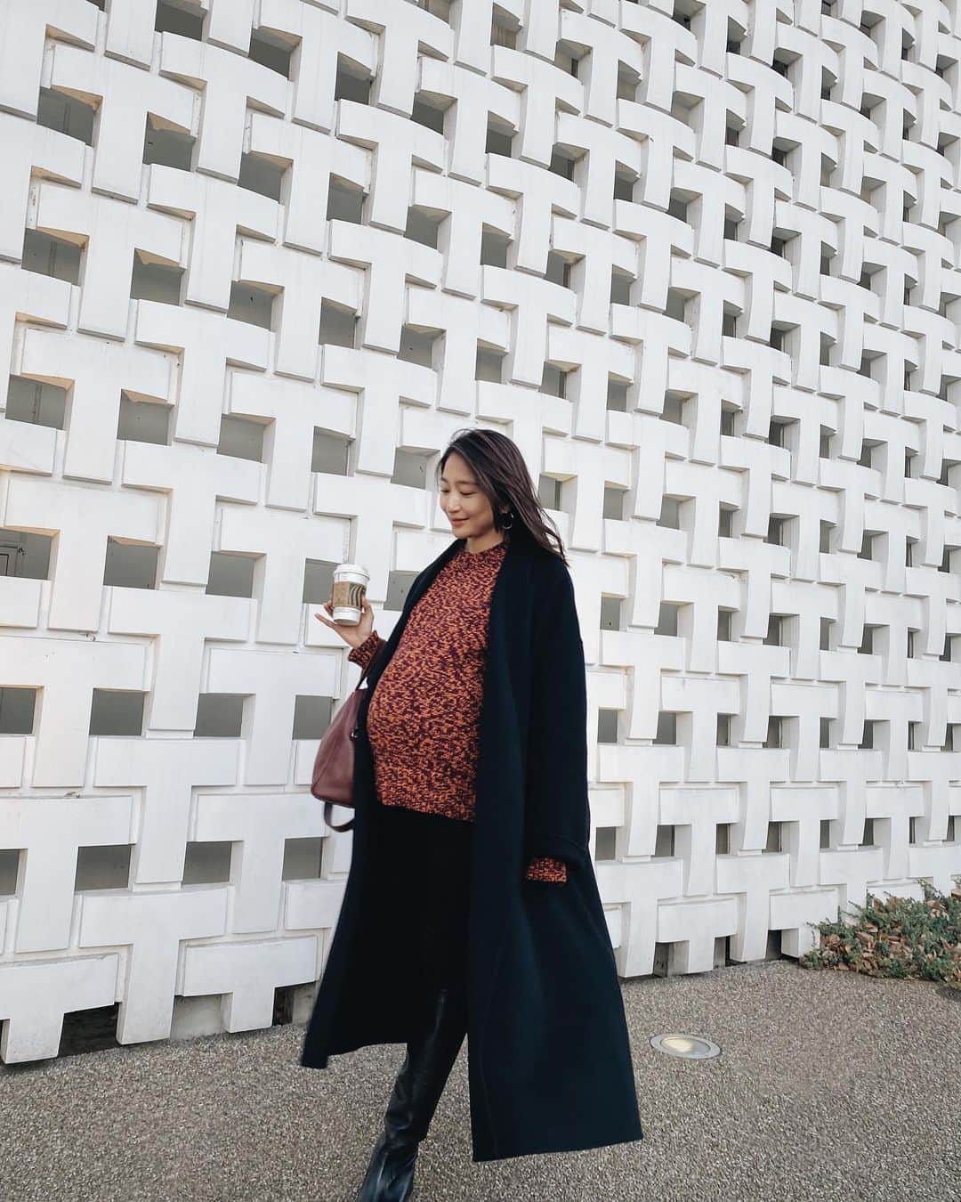 永田杏奈のインスタグラム：「・ ポッコリお腹にはメンズニット🧶 ゆったりニットにマタニティ用のスキニー、ロングブーツが暖かくて最近の定番スタイル。  #マタニティコーデ #妊婦コーデ #34週  #妊娠9ヶ月 #namacheko #norc  #uniqlo #fabiorusconi #therow  #ロングブーツ #マタニティパンツ」