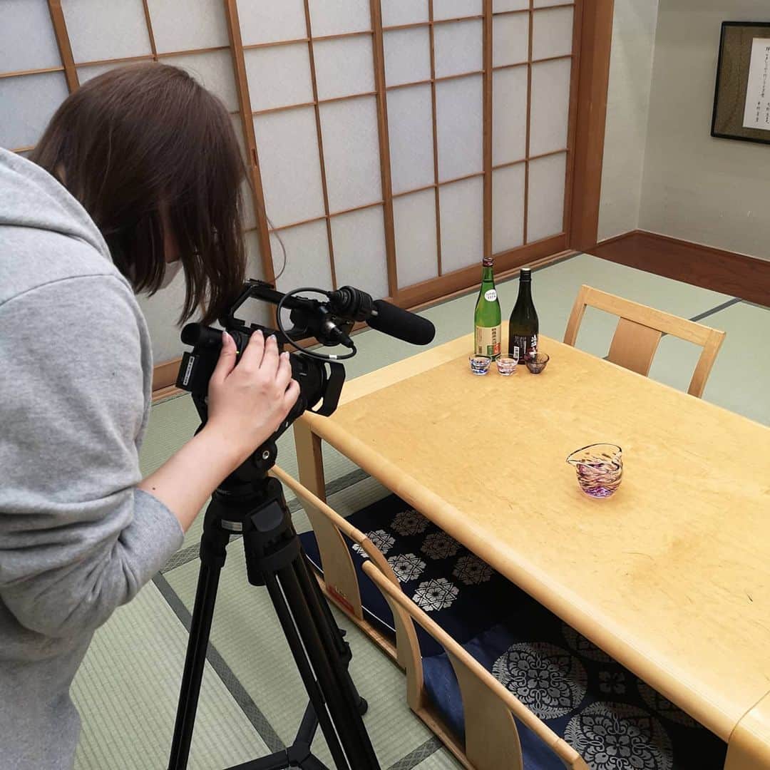 石川奈津紀さんのインスタグラム写真 - (石川奈津紀Instagram)「【片口づくり体験🍶】 先日、吹きガラス体験で片口を作ってきました！ 津軽びいどろのおちょこに合う徳利や片口が欲しい…🥺 さがしてもなかなかちょうど良いのがない…🥺 ならばいっそ作ってしまおう！ ということで 東京・中野にある「なかむら硝子工房」さんへ。 先生の的確なアドバイスと優しい教えかたで 思った以上にお気に入りのものができました💕 作っているようすは、この週末放送の 「わたしのヒトリゴト」をご覧くださいね🌟  📺O.A.日時📺 1/9（土）10（日） 10:50～/15:50～/18:50～/23:50～」1月8日 11時00分 - natsukiishikawa1011