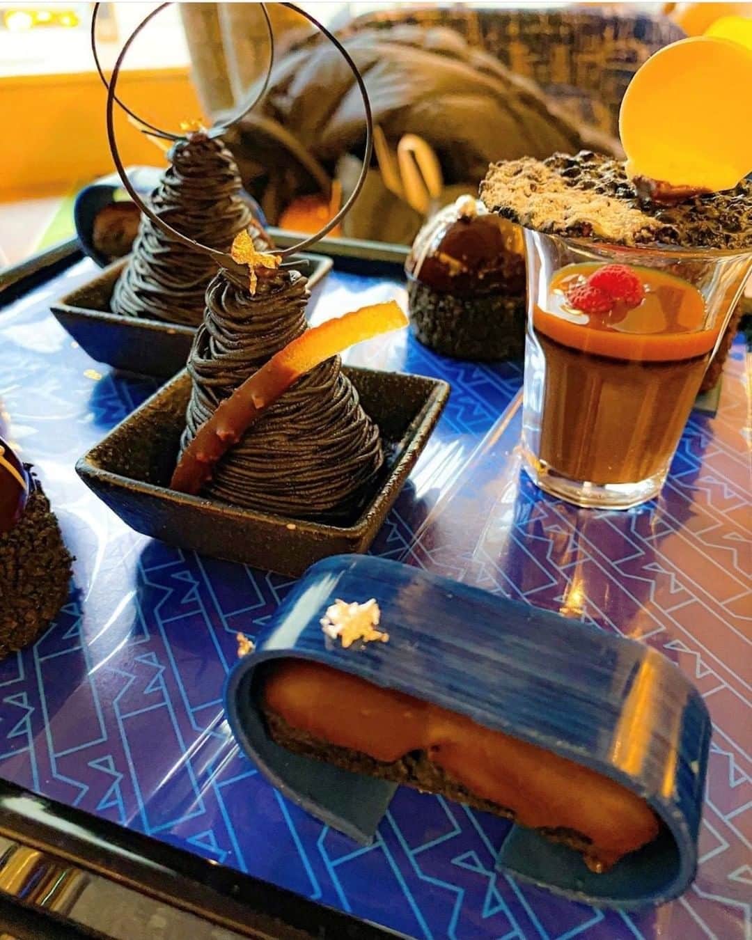 スイスホテル南海大阪さんのインスタグラム写真 - (スイスホテル南海大阪Instagram)「#フライデーファンフィーチャー：現代的なブルーの色彩。  @yuuki.sweets_1 さん、ザ・ラウンジの「アフタヌーンティー with MONTBLANC」のお写真をご投稿いただきありがとうございます！スイスホテル南海大阪で撮影した写真を #LiveItWellOsaka #洗練された時　のハッシュタグをつけてご投稿ください！毎週金曜日にあなたの自慢の#洗練された時をご紹介します。#スイスホテル南海大阪　#スイスホテル ＃タボラ３６　＃スイスホテルｘモンブラン   #FridayFanFeature: Hues of modern blue.   Thank you @yuuki.sweets_1 for sharing the boldly modern Afternoon Tea with MONTBLANC at The Lounge! Have any photos of the Swissôtel Nankai Osaka? Tag us #LiveItWellOsaka for a chance to be featured!#MontblancJapan #Montblanc #MontblancMGram #AfternoonTeaWithMontblanc」1月8日 11時00分 - swissotelnankaiosaka_official