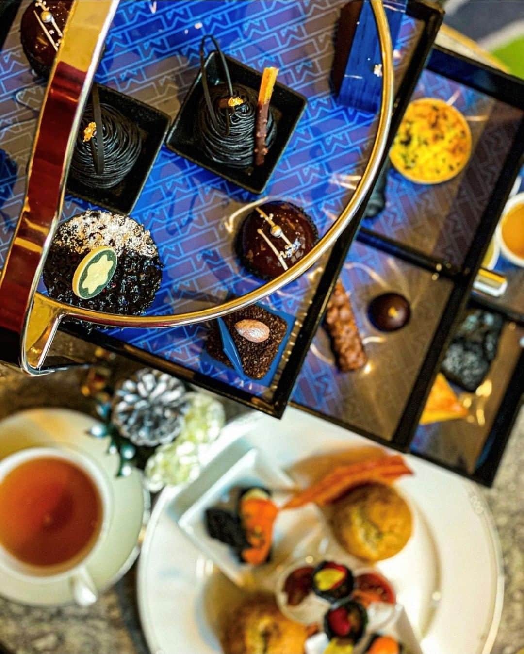 スイスホテル南海大阪さんのインスタグラム写真 - (スイスホテル南海大阪Instagram)「#フライデーファンフィーチャー：現代的なブルーの色彩。  @yuuki.sweets_1 さん、ザ・ラウンジの「アフタヌーンティー with MONTBLANC」のお写真をご投稿いただきありがとうございます！スイスホテル南海大阪で撮影した写真を #LiveItWellOsaka #洗練された時　のハッシュタグをつけてご投稿ください！毎週金曜日にあなたの自慢の#洗練された時をご紹介します。#スイスホテル南海大阪　#スイスホテル ＃タボラ３６　＃スイスホテルｘモンブラン   #FridayFanFeature: Hues of modern blue.   Thank you @yuuki.sweets_1 for sharing the boldly modern Afternoon Tea with MONTBLANC at The Lounge! Have any photos of the Swissôtel Nankai Osaka? Tag us #LiveItWellOsaka for a chance to be featured!#MontblancJapan #Montblanc #MontblancMGram #AfternoonTeaWithMontblanc」1月8日 11時00分 - swissotelnankaiosaka_official