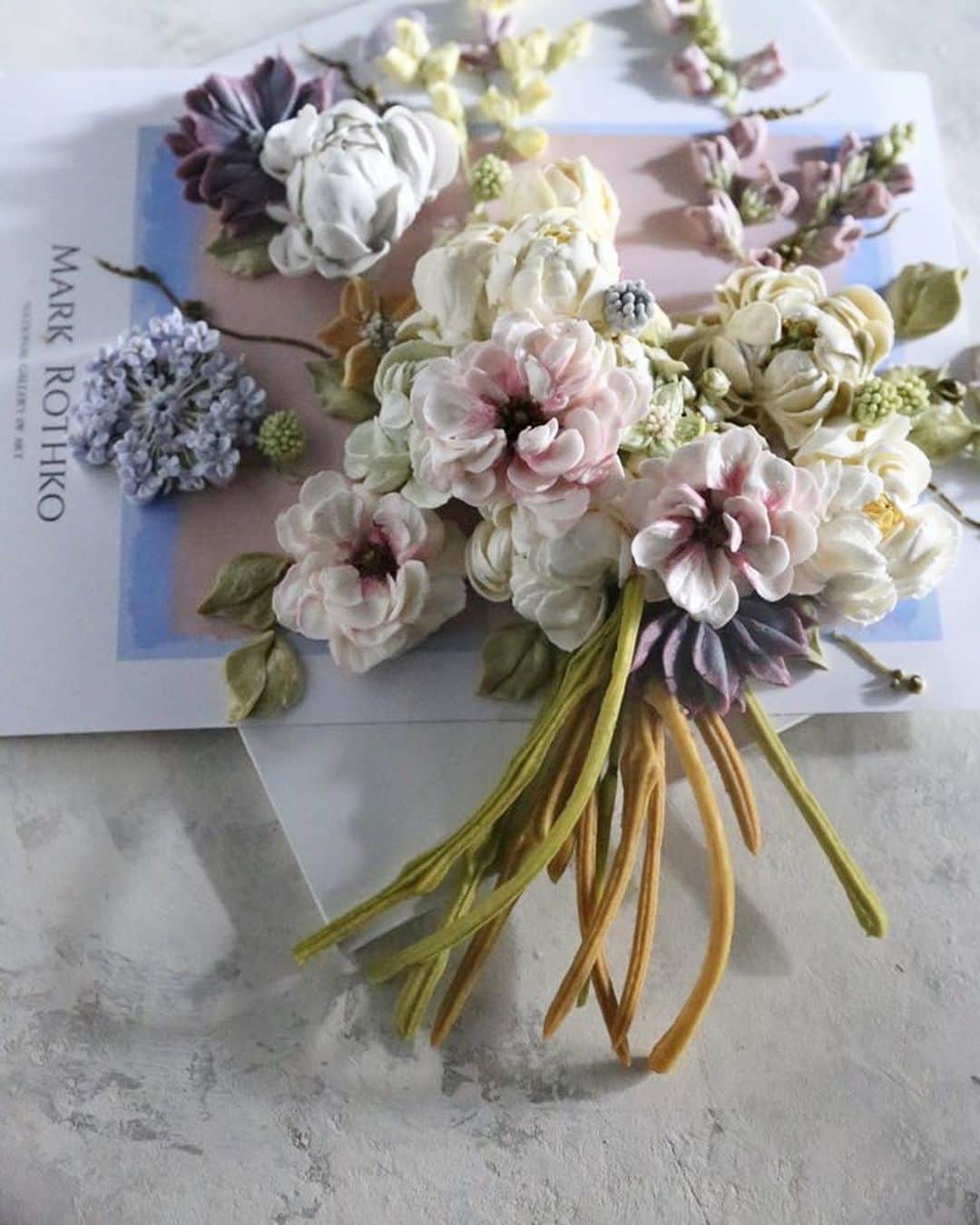 청담 수케이크 (atelier soo)さんのインスタグラム写真 - (청담 수케이크 (atelier soo)Instagram)「ㅡ 그림같은.꽃들 Buttercream flowers. ㅡ #flower #cake #flowercake #partycake #birthday #bouquet #buttercream #baking #wilton #weddingcake #wedding ㅡ www.soocake.com vkscl_energy@naver.com」1月8日 11時00分 - soocake_ully