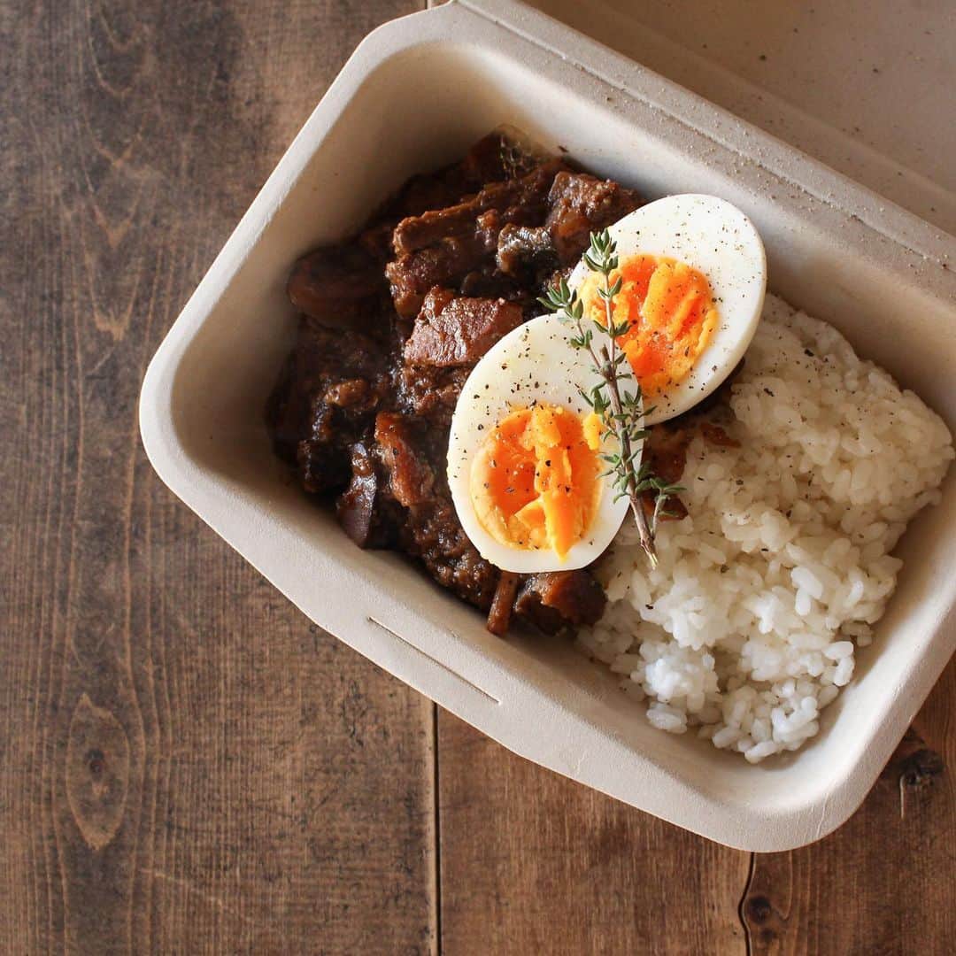 手紙社のインスタグラム：「【手紙舎つつじヶ丘本店】 台湾の代表的なお料理、魯肉飯(ルーローハン)はいかがでしょうか。豚肉や玉ねぎを、八角や五香粉といったエスニックな香りのスパイスと、お醤油で甘辛く煮込みました。体の内側からポカポカと温まる、寒い日にぴったりなメニューです。テラス席のお食事や、テイクアウトも可能ですので、お家でゆっくりお楽しみいただけます。本日も17時まで営業いたします。 . 営業時間のお知らせ 平日・土日祝日　11:00〜17:00（L.O16:30） . 2021.1.8 . #手紙舎#手紙社#tegamisha#柴崎#つつじヶ丘#つつじヶ丘本店#手紙舎つつじヶ丘本店#調布#調布カフェ#神代団地#神代団地商店街#魯肉飯#ルーローハン#テイクアウト#スパイス#エスニック#台湾料理」