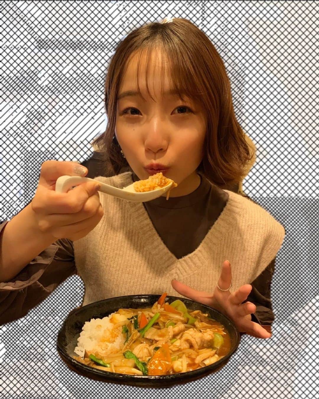 宮本侑芽のインスタグラム：「. 事務所から 皆様からの年賀状やお手紙に クリスマスプレゼント、 いただきました...！  たくさんありがとうございます。  ご自身のことでも大変な中 私のことまで気にかけてくださって、、、 とってもとーーーっても嬉しく思いますっ😽  私はこの通り、 ご飯をモリモリ食べて元気にお仕事してますよっ💪  それもこれもみなさんのおかげです！ ありがとうございます！ 2021年、健やかに過ごせそうです。ふふ。  それとこの間 女子の憧れ「an・an」さんのIt girl  と言うコーナーで取材を 受けさせていただきました！🥺 SixTONESさんのピンクっぽい表紙のやつです！ 見かけたらお迎えしてあげてくださいっ  よーーーし！ 今日も張り切っていってみよーおっ！！！ みんなはお昼何食べた〜？？？？  #anan #itgirl #イットガール #侑飯 #宮本侑芽」