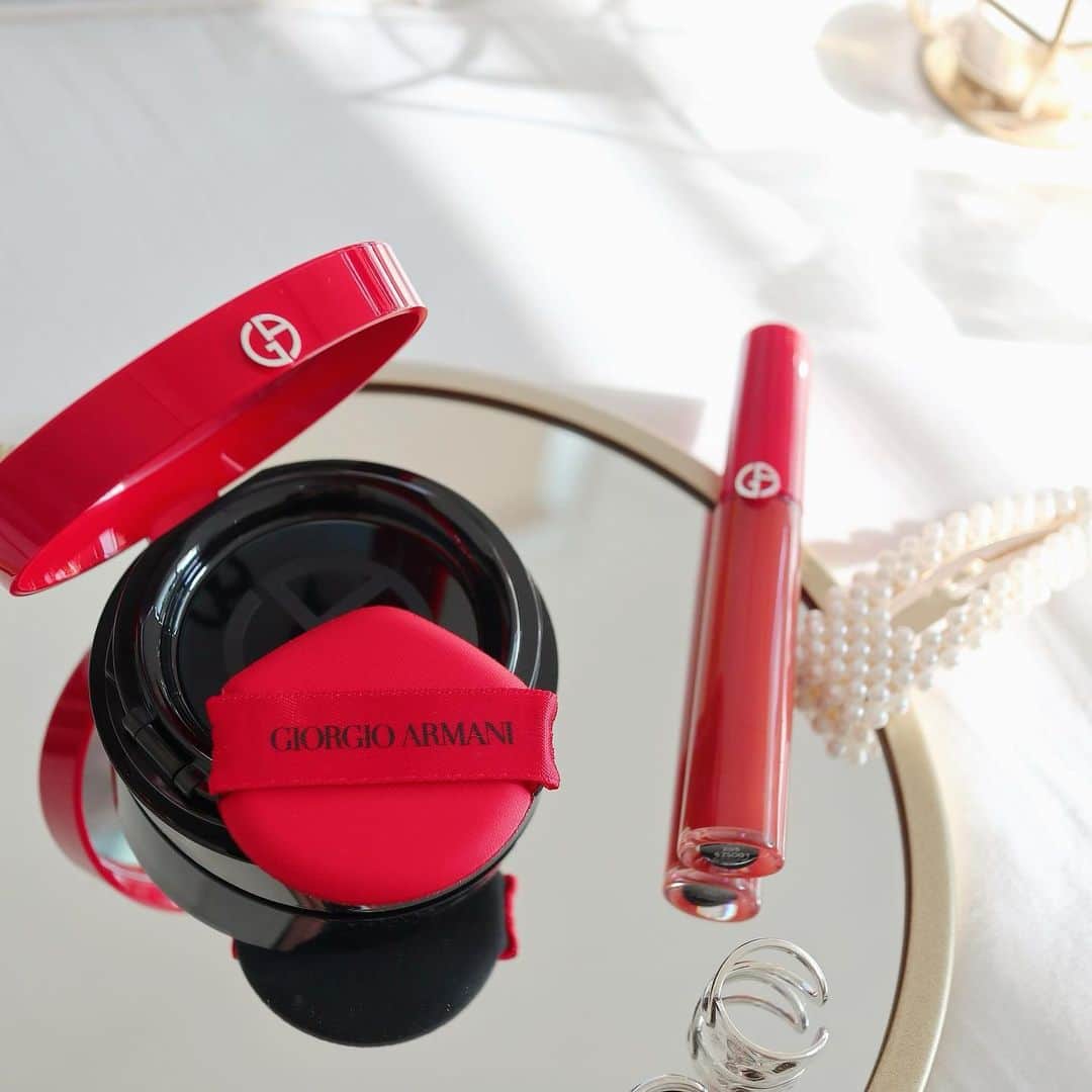 リナのインスタグラム：「GIORGIO ARMANI 💄  気分を上げたいときに使いたくなるコスメ…❤️  パケを見るたび… 唇にのせるたび… 心ときめくコスメ❤︎  ホリデーギフトとしていただいた、 #トゥゴークッションファンデ は、 適度なカバー力と つけた後のさらっと感が マスク生活でも重宝してる👍  #リップマエストロ205 は、 朱色のようなオレンジとブラウンが絶妙に混ざった色🧡 顔周りをパッと明るく見せてくれるよ★ ...................................................... @armanibeauty  #アルマーニビューティ #トゥゴークッションファンデ #リップマエストロ #Armanibeauty #MyArmaniToGo #LipMaestro #Makeup」