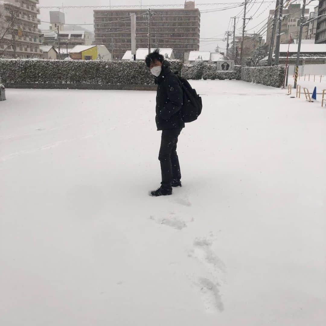 岡山祐児のインスタグラム：「#誰も歩いてなかった #だから歩いた #寒くて #猫背になるよ」