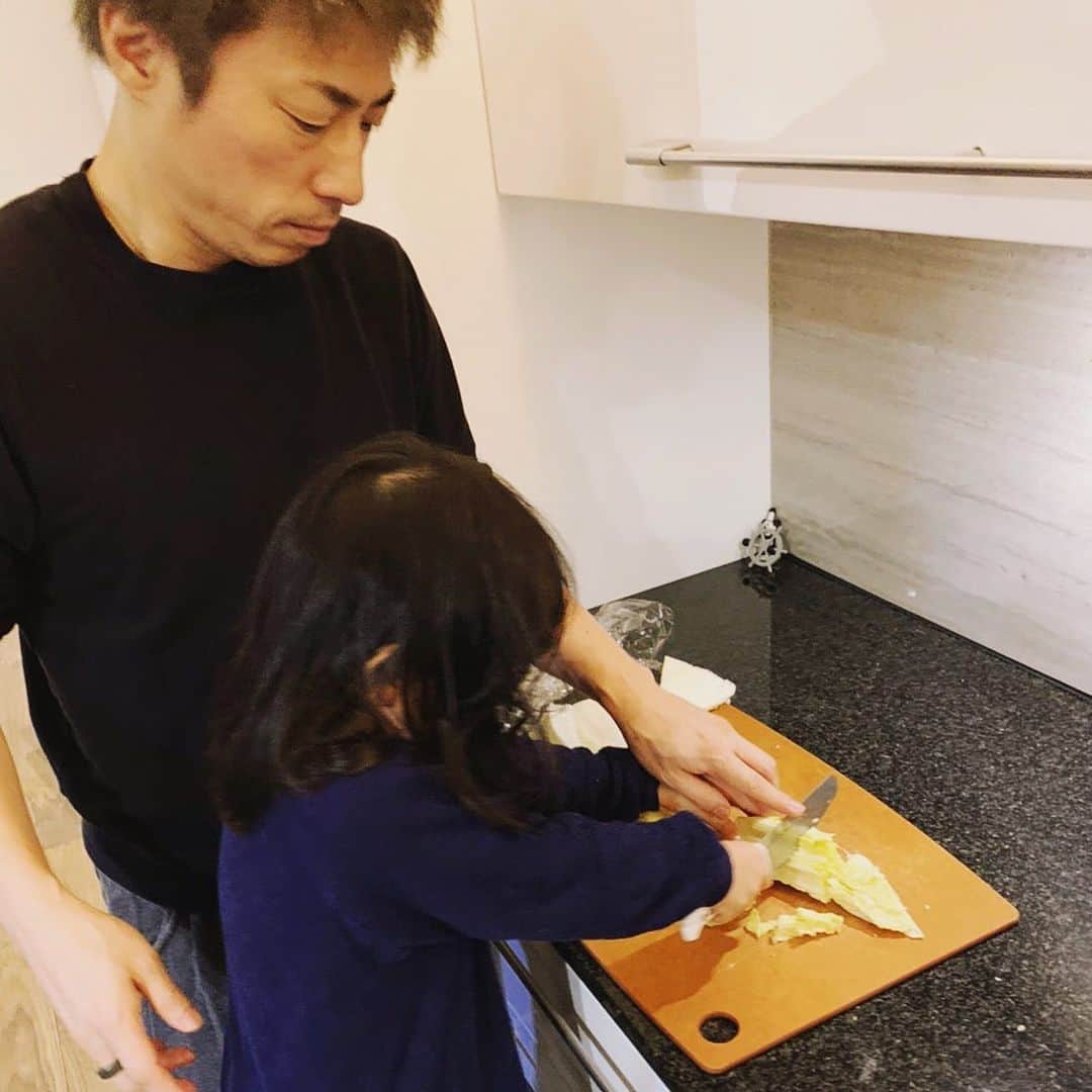 田村淳のインスタグラム：「子供用包丁ってあるのね🔪 ４歳の娘が白菜切れるようになりました。 最近はお酒も作ってくれます。 氷入れて、炭酸入れて芋焼酎入れて… 濃ゆいけど美味しいです^_^  いつから家のお手伝いしてましたか？」