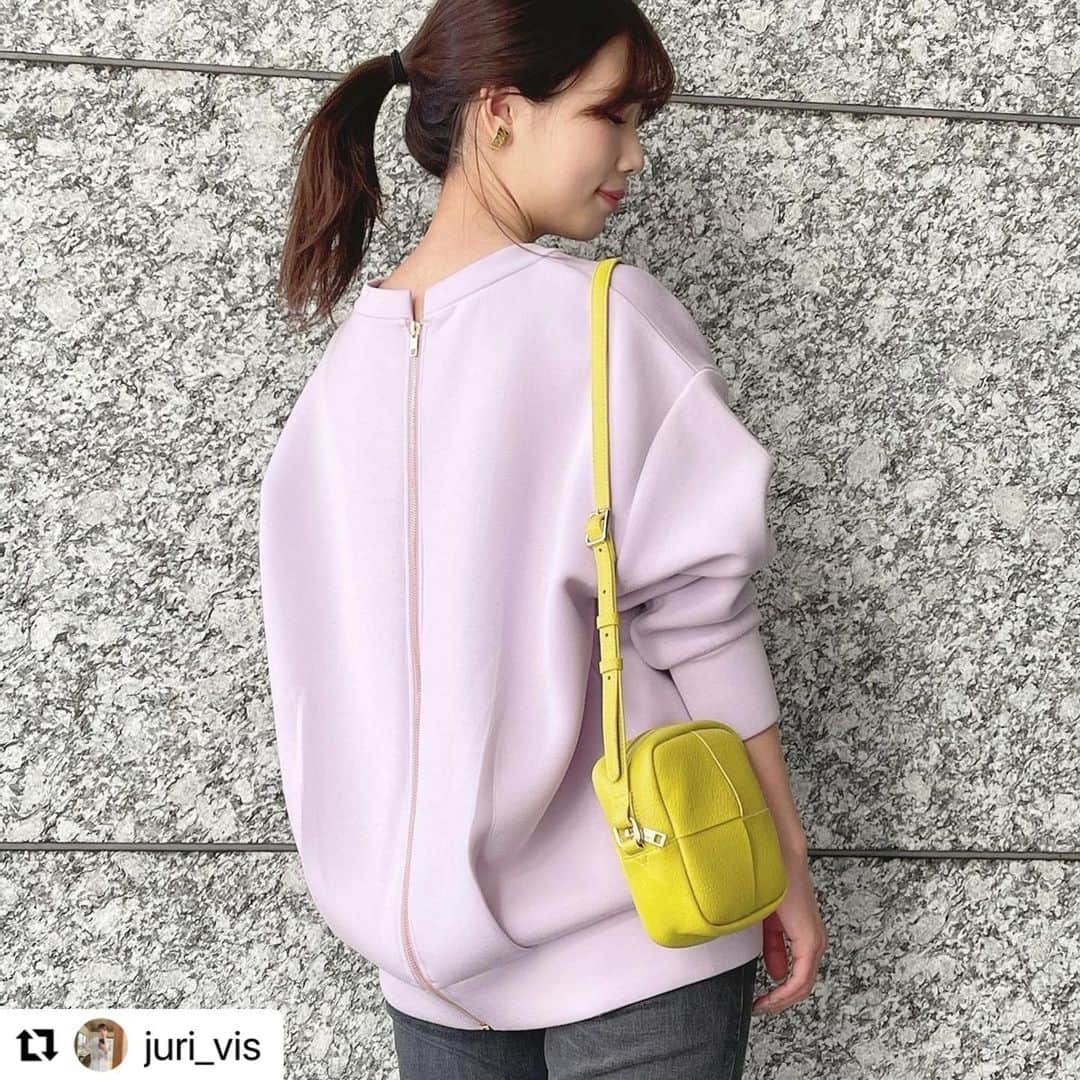 のインスタグラム：「#Repost @juri_vis with  ・・・ * * * 予約受付中です♡ 背中の大胆なジップデザインがお気に入り♡ 【モイストスフレタッチ】バックフルジッププルオーバー ▷BVM11080 @vis_jp * * * #ootd #newarrivals #2021ss」