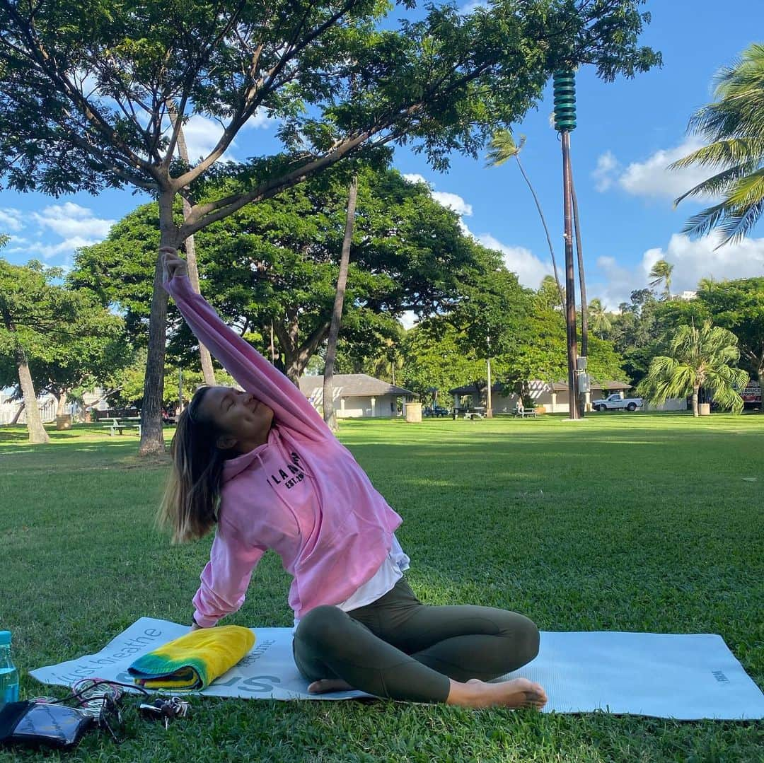 エビアン・クーさんのインスタグラム写真 - (エビアン・クーInstagram)「Starting January right 🧘‍♀️ w mom Making goals that are approachable this year. * using less plastic, learning how to cook faster, supporting local businesses, be a good friend, be persistent in working out 💪🏼 what’s yours?   今年は目標ってより簡単に毎日できるような事をやっていきたい。プラシッチック袋とか使わないようにすること、ローカルのビジネスをサポートしたり、料理をヘルシーに作る、お金も貯金笑　みんなもなんかある？  今年2021年始まったばっかりで この世界すご色々起こってる中で不安でいっぱいだよね。 ストレスフリーはできないけど友達と家族とお話をしたり、ハッピーなお時間を作ってね。」1月8日 11時16分 - avian_official