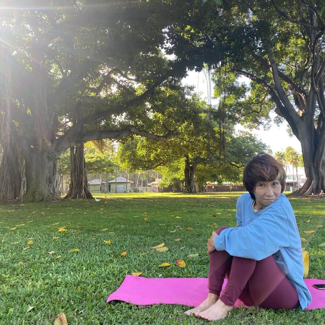 エビアン・クーのインスタグラム：「Starting January right 🧘‍♀️ w mom Making goals that are approachable this year. * using less plastic, learning how to cook faster, supporting local businesses, be a good friend, be persistent in working out 💪🏼 what’s yours?   今年は目標ってより簡単に毎日できるような事をやっていきたい。プラシッチック袋とか使わないようにすること、ローカルのビジネスをサポートしたり、料理をヘルシーに作る、お金も貯金笑　みんなもなんかある？  今年2021年始まったばっかりで この世界すご色々起こってる中で不安でいっぱいだよね。 ストレスフリーはできないけど友達と家族とお話をしたり、ハッピーなお時間を作ってね。」