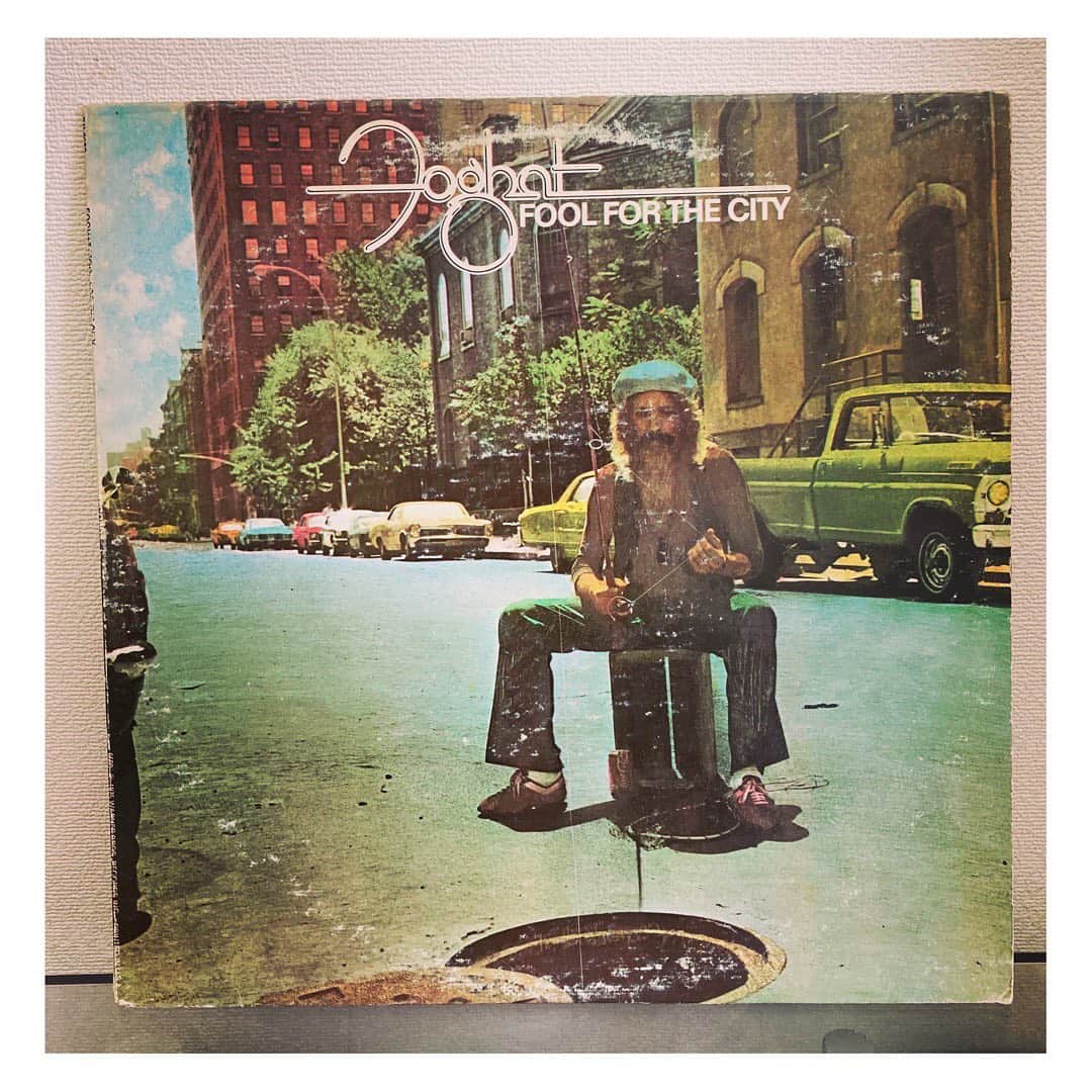 林幸治さんのインスタグラム写真 - (林幸治Instagram)「Foghat ‎– Fool For The City  メンバーのほとんどがイギリス人であるがアメリカを拠点に活動、一聴しただけではイギリス人とは思えないようなアメリカンロックである。  ツェッペリンのようなクイーンのようなkissのような、レナードスキナードのような…。  収録曲「fool for the city」「slow ride」はヒット曲。  B1、「Terraplane Blues」はロバートジョンソンのカバー。  #vinyl #vinyljunkie #vinylcollection #1975 #foghat #usoriginal #nowspinning#flashdiscranch」1月8日 11時18分 - tct_koji_hayashi