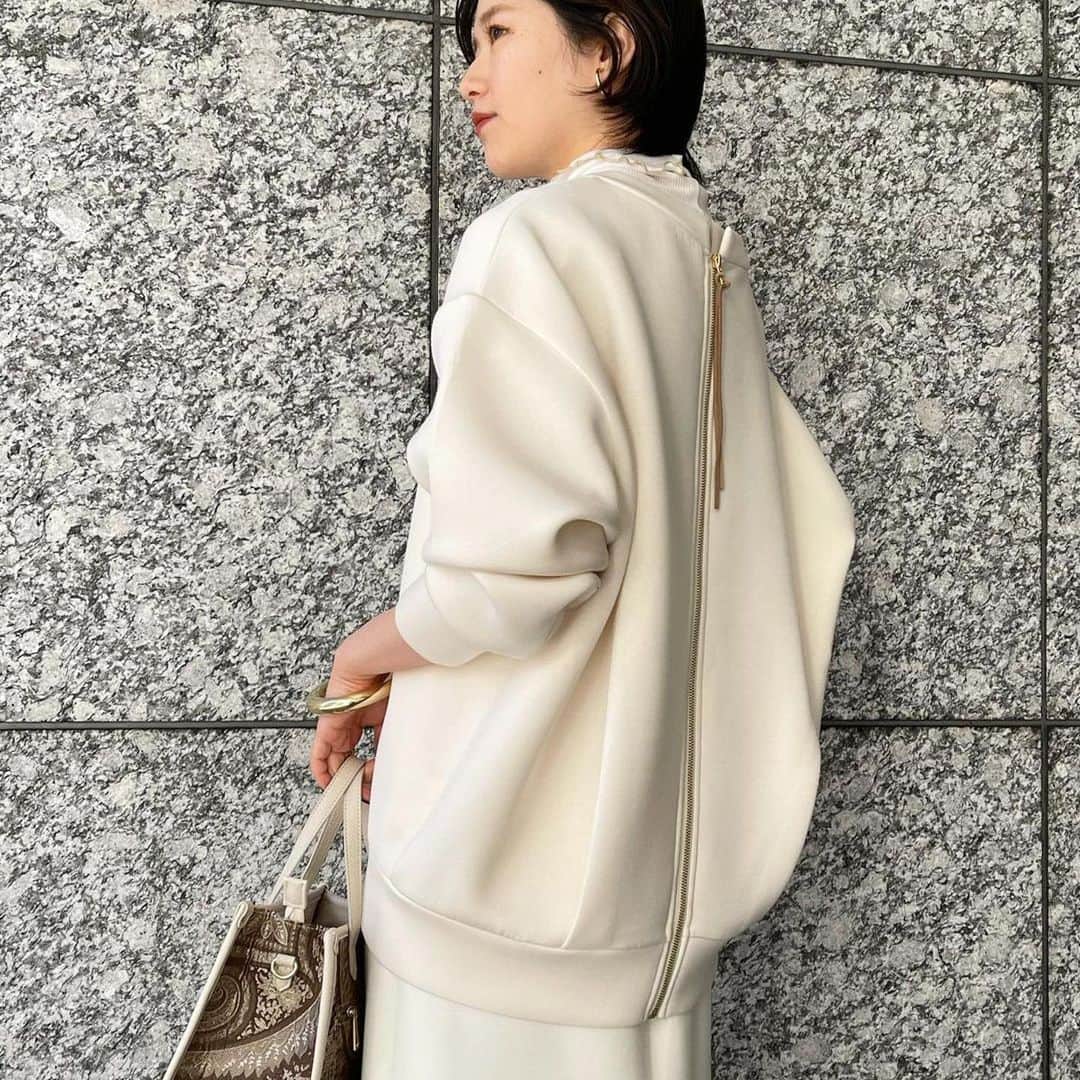 のインスタグラム：「#Repost @minami_vis  ・・・ 💫予約アイテム  大人気のスフレタッチシリーズ NEW ITEMです☺︎♡  今年トレンドのマーメイドラインスカートを スフレタッチシリーズでもご用意しました🍊  スカートは予約受付中です♡♡ 私も入荷したら欲しい🤭  トップスはまもなく予約開始です！  ✔︎ BVM11080 【モイストスフレタッチ】バックフルジッププルオーバー  #vis #vispost #vis_jp #ビス」