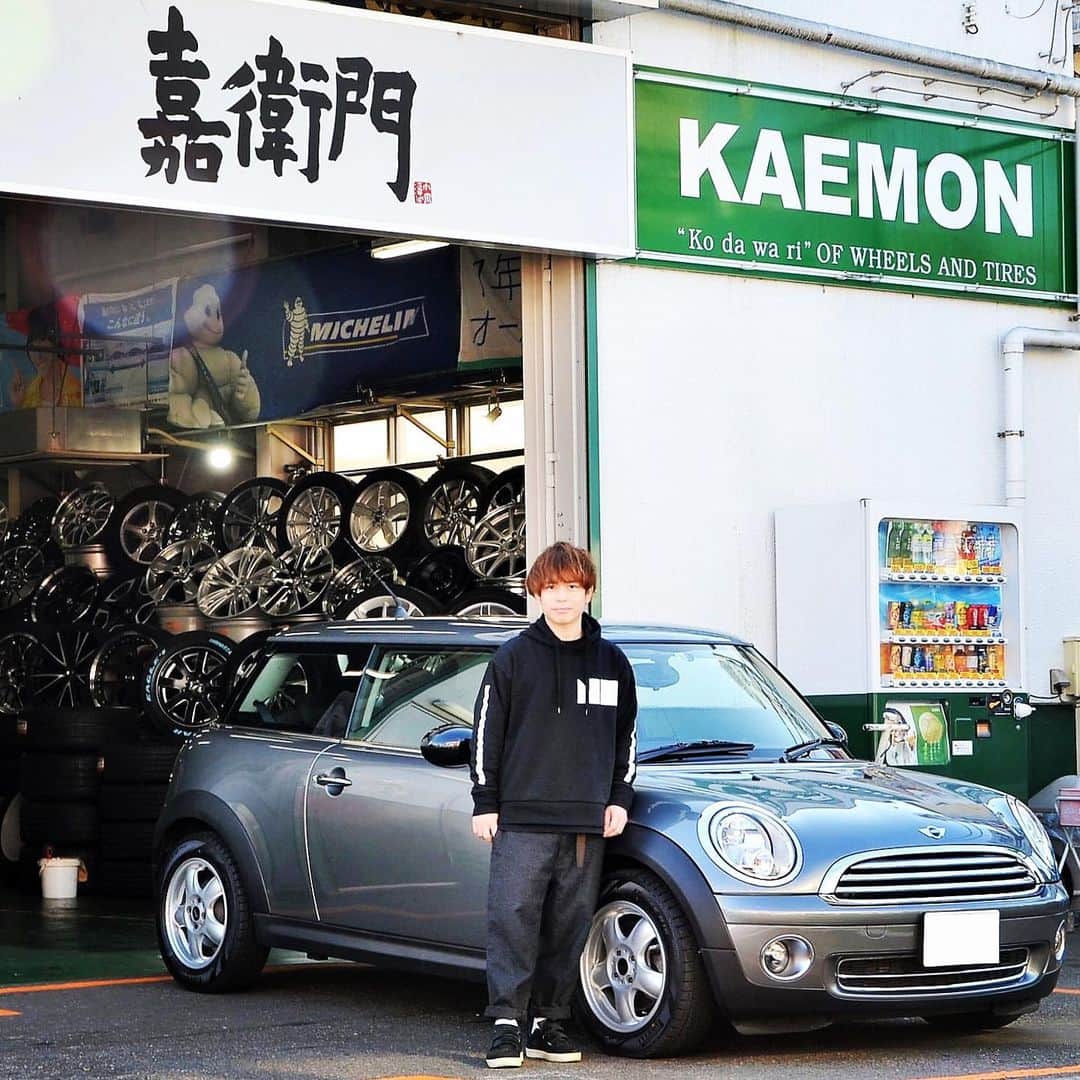石田太志のインスタグラム：「I’ve gotten a second car. This is BMW MINI ONE. It’s pretty cute. Thanks @kaemon_official ! ･ #footbag #taishiishida #freestyle #soccer #follow #worldchampion #performance #performer #instagramer #hackysack #kaemon #tire #wheel #bmw #mini #minione #cooper」