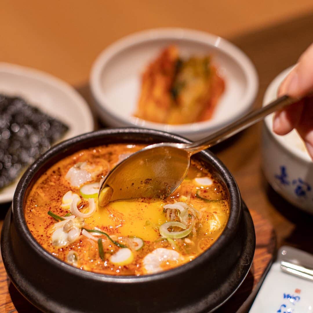 アトレ恵比寿公式さんのインスタグラム写真 - (アトレ恵比寿公式Instagram)「﻿ ﻿ 秘伝の味を、最高の素材で。﻿ ﻿ アツアツ、ピリ辛。﻿ SAIKABOスープメニュー人気No.1、スンドゥブチゲ🍲﻿ ﻿ グツグツ煮立ったチゲが運ばれてきたら、スープを一口。﻿ ピリ辛の味付けが食欲をそそります。﻿ ﻿ ライス、キムチ、韓国海苔つきのランチセットがお得◎﻿ ﻿ 熱々のチゲで、冷えた体を芯から温めて☺﻿ ﻿ ﻿ ﻿ ＊スンドゥブチゲ（単品）　¥1,000+tax﻿ ＊スンドゥブチゲ（ランチセット）　¥1,164+tax﻿ ﻿ ﻿ ﻿ ﻿ ~~shop information~~﻿ SAIKABO﻿ アトレ恵比寿　本館6階﻿ TEL　03-5475-8390﻿ ﻿ ﻿ ﻿ #アトレ恵比寿#アトレ#恵比寿#恵比女#ebisu﻿ #スンドゥブ#スンドゥブチゲ#チゲ#韓国料理#韓国グルメ#ピリ辛#辛いもの好き#ランチ#ランチセット#夜ごはん#キムチ#チゲ鍋#美味しいもの#熱々#旨辛#人気メニュー#恵比寿グルメ#恵比寿ランチ#恵比寿ディナー#たべすたぐらむ#いただきます#妻家房#SAIKABO」1月8日 11時28分 - atre_ebisu