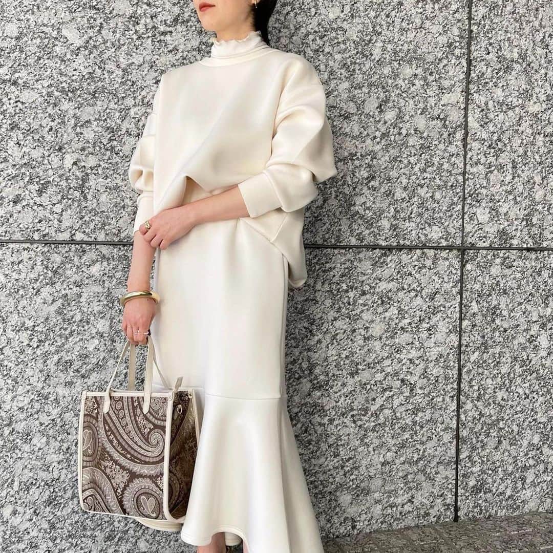 のインスタグラム：「#Repost @minami_vis with  ・・・ 💫予約アイテム  大人気のスフレタッチシリーズ NEW ITEMです☺︎♡  今年トレンドのマーメイドラインスカートを スフレタッチシリーズでもご用意しました🍊  スカートは予約受付中です♡♡ 私も入荷したら欲しい🤭  トップスはまもなく予約開始です！  ✔︎ BVC11010 【モイストスフレタッチ】ダンボールニットマーメイドスカート  #vis #vispost #vis_jp #ビス」