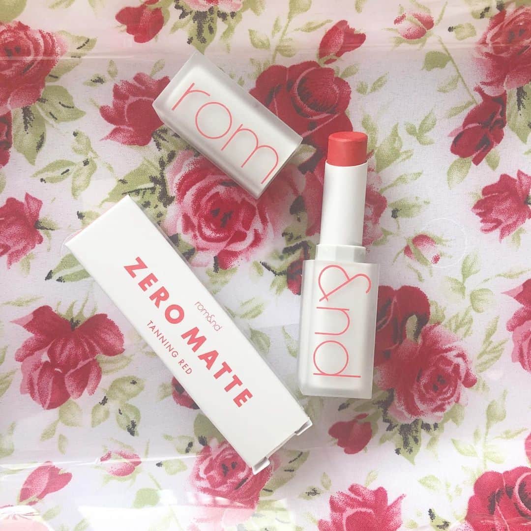 菊池かなこのインスタグラム：「. @bell_palette のZERO MATTE マスクに全然付かない✨ . 赤リップ付けないと 顔色悪くなっちゃうので マスクに付かないリップ嬉しい💄 . @cchannel_lemonsquare でいただきました😉 . . . #ベルパレ #ベルパレット #rom&nd #ロムアンド #リップ #マットリップ#赤リップ#マスクにつかないリップ #ブルベ夏#ブルベ#ブルベメイク #cchan_girls #lemonsquare🍋 @bell_palette @cchannel_girls @cchannel_lemonsquare」