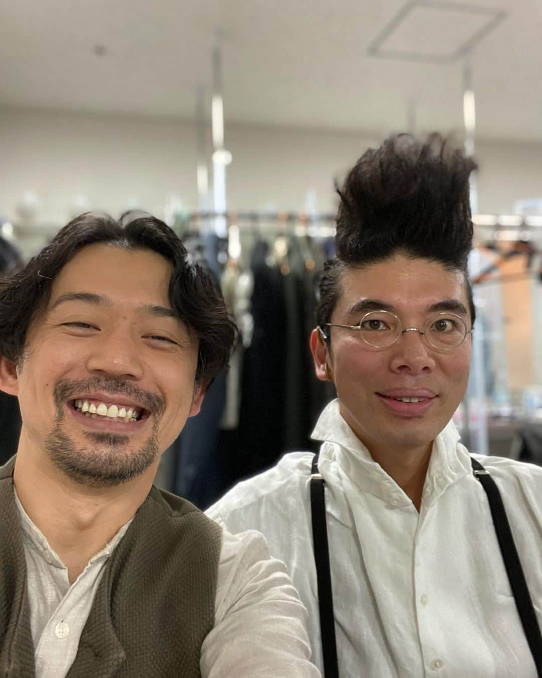 岡田義徳さんのインスタグラム写真 - (岡田義徳Instagram)「ありがとう。  昨日、無事に千秋楽を迎える事ができました。 絶対に完走するという目標の元に、 スタッフ、キャスト共に、感染対策をして緊張感を持って最後までやり切る事ができたのは奇跡だと思っています。  昨年に出演していた舞台、泣くロミオと笑うジュリエットは、大阪公演を残して中止となり、断腸の思いでした。  この状況の中、感染者を出さずに舞台公演を完走させられた事に、 エンターテイメントは、個人個人の意識で、この状況下でも行えるという事が実証できたんではないかと思います。  本当に、足を運んで頂いた方々、 足を運べなかった方々、 この作品に思いを寄せてくださっただけでも本当に感謝です。  ありがとうございました！  自分事ですが、無事に出産を迎える事ができましたらまたご報告させて頂きます。  #岡田義徳 #片桐仁#深水元基#前山剛久 #橋本淳#小川ゲン#野坂弘#柴崎風雅#稲垣吾郎#No.9#不滅の旋律#ありがとう」1月8日 11時33分 - yoshinori_okada_44