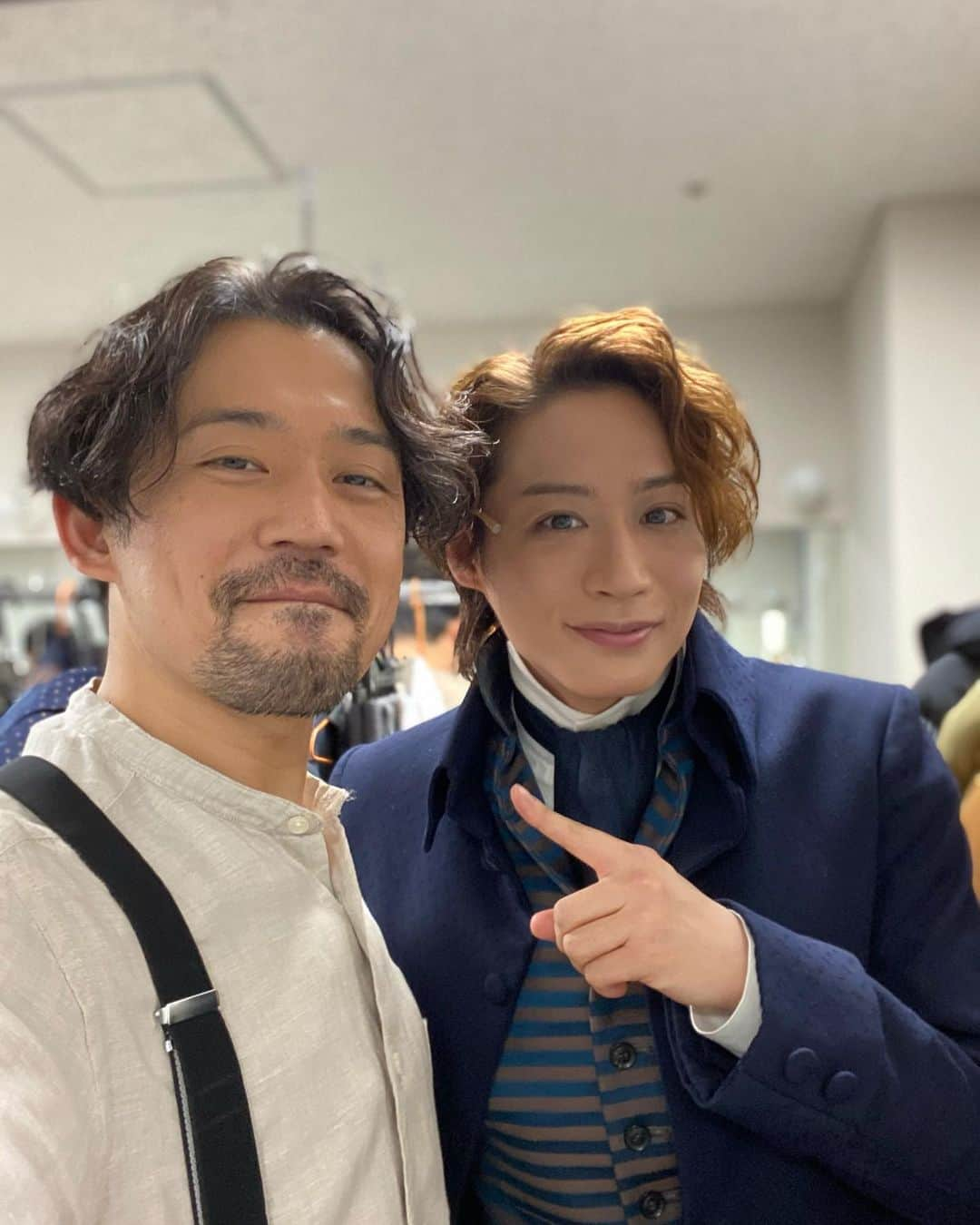 岡田義徳さんのインスタグラム写真 - (岡田義徳Instagram)「ありがとう。  昨日、無事に千秋楽を迎える事ができました。 絶対に完走するという目標の元に、 スタッフ、キャスト共に、感染対策をして緊張感を持って最後までやり切る事ができたのは奇跡だと思っています。  昨年に出演していた舞台、泣くロミオと笑うジュリエットは、大阪公演を残して中止となり、断腸の思いでした。  この状況の中、感染者を出さずに舞台公演を完走させられた事に、 エンターテイメントは、個人個人の意識で、この状況下でも行えるという事が実証できたんではないかと思います。  本当に、足を運んで頂いた方々、 足を運べなかった方々、 この作品に思いを寄せてくださっただけでも本当に感謝です。  ありがとうございました！  自分事ですが、無事に出産を迎える事ができましたらまたご報告させて頂きます。  #岡田義徳 #片桐仁#深水元基#前山剛久 #橋本淳#小川ゲン#野坂弘#柴崎風雅#稲垣吾郎#No.9#不滅の旋律#ありがとう」1月8日 11時33分 - yoshinori_okada_44