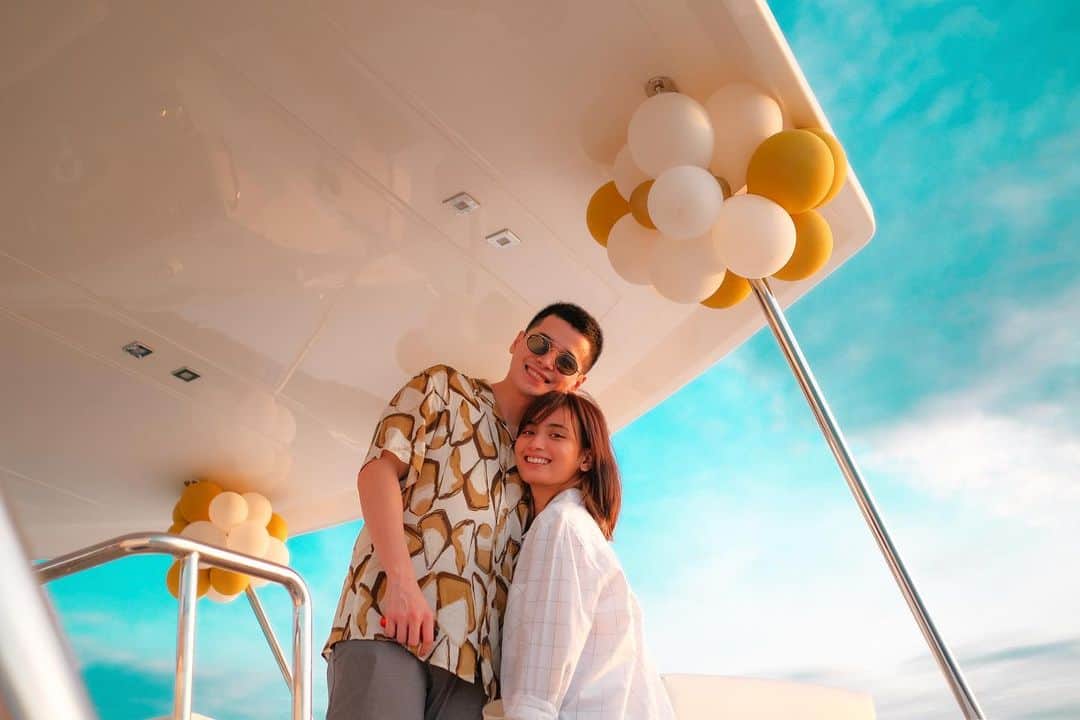 Kathryn Bernardoさんのインスタグラム写真 - (Kathryn BernardoInstagram)「Taken from our nguYACHT adventure in celebration of @patsugui & @aeriel's recent engagement. 💍  We’re right behind you in this exciting journey of yours, Pat and Ae! 👰🏻🤵🏻 In sickness and in health, may porkchop man o wala. 🙊 Hahaha! Love you boat!  📸 by: khali」1月8日 11時43分 - bernardokath