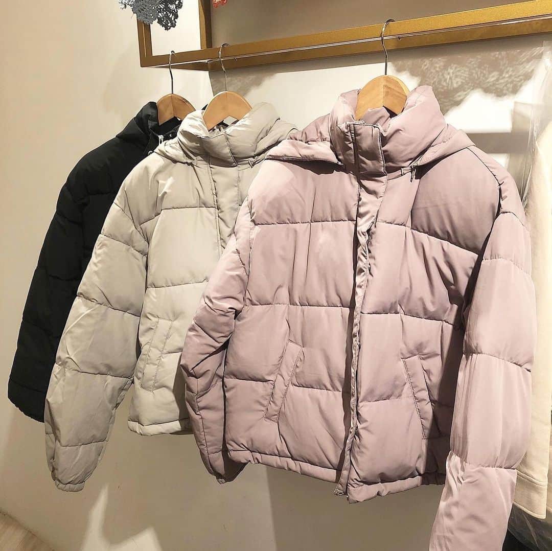 Fleur Fleurのインスタグラム：「天氣轉凍😭🥶🥶🥶，想買保暖嘅服飾啊！ 超多人查詢嘅革綿外套 我哋仲有牛油果色同埋粉紅色現貨☺️❤️❤️ click 入嚟睇埋其他款 仲有絨縷同埋厚冷衫！全部都係現貨發售💓 今日我哋下午1:30到8:00準時營業  WhatsApp直接訂購熱線：5572-9458 銅鑼灣門市地址：銅鑼灣恩平道52號2樓A室（希慎廣場步行1分鐘）」