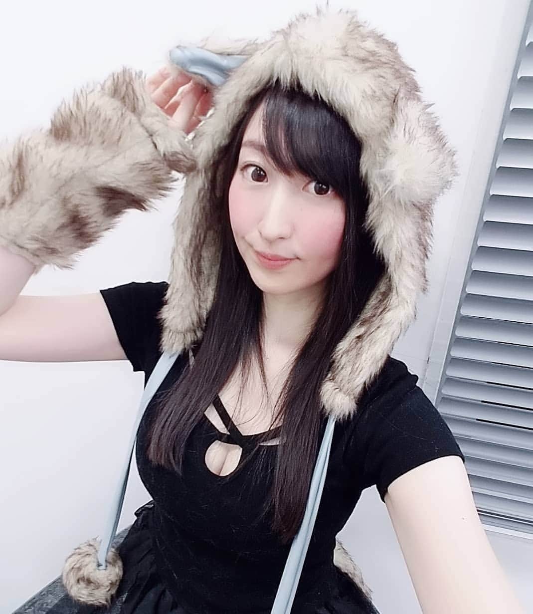 のインスタグラム：「MOMOROCKの『PUZZLE』 MVもう見てもらえましたか😃？ 何度も見て、聞いてくださいね🐺🍑✨ ↓↓ https://youtu.be/Goe54NV10lk  #MOMOROCK #恵比寿マスカッツ #ebisumuscats #puzzle #MV #japanese #girls #rock」