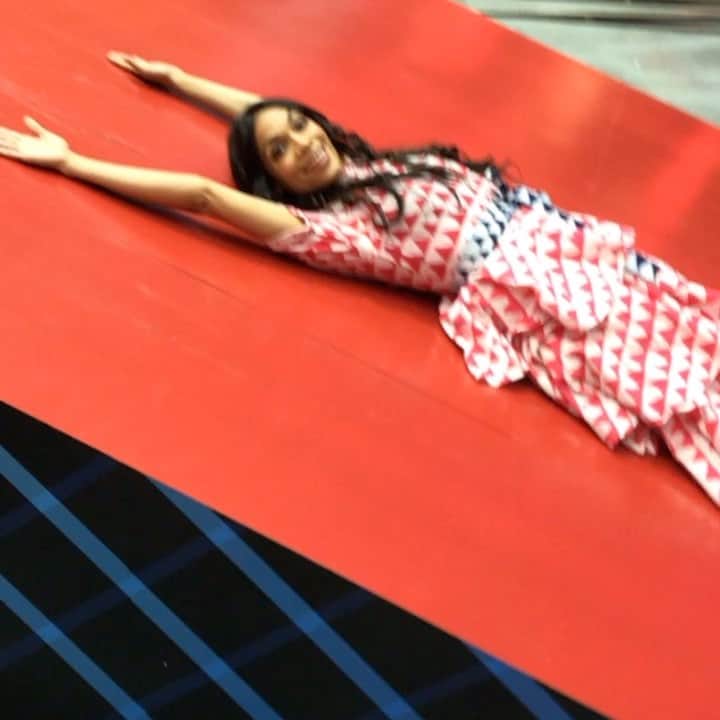 ロザリオ・ドーソンのインスタグラム：「Falling for #GoBigShow ...! 💃🏽 @studiooneeightynine」