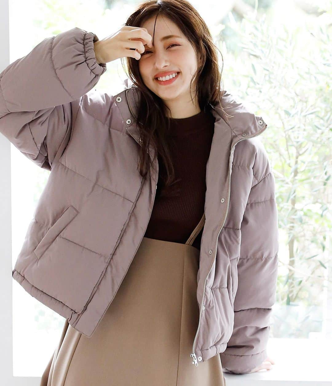 Fleur Fleurのインスタグラム：「天氣轉凍😭🥶🥶🥶，想買保暖嘅服飾啊！ 超多人查詢嘅革綿外套 我哋仲有牛油果色同埋粉紅色現貨☺️❤️❤️ click 入嚟睇埋其他款 仲有絨縷同埋厚冷衫！全部都係現貨發售💓 今日我哋下午1:30到8:00準時營業  WhatsApp直接訂購熱線：5572-9458 銅鑼灣門市地址：銅鑼灣恩平道52號2樓A室（希慎廣場步行1分鐘）」