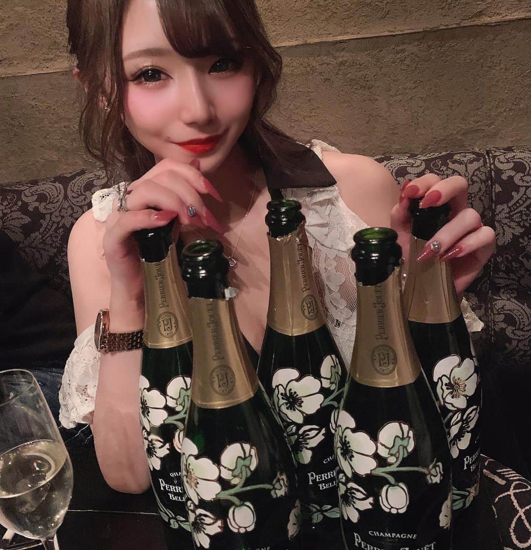 愛瀬ひびきのインスタグラム：「昨日のお花畑💛🥂   #佐賀#愛敬#キャバ嬢#キャバクラ#クラブ#シャンパン#champagne#ベルエポック#お花畑  #歌舞伎町#銀座#六本木#北新地#ミナミ#中洲#すすきの#飲み屋さん」