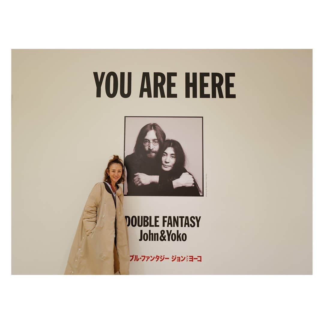 土井地恵理子のインスタグラム：「John Lennon & Yoko Ono @doublefantasyjp   最高だった！ 力強いメッセージが詰まった展示会。 愛の力。  Love&Peace  #doblefantasy #2/18まで」