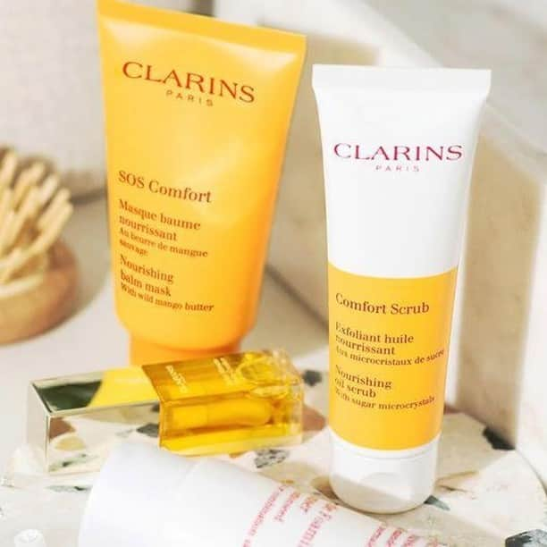 Clarins Méxicoさんのインスタグラム写真 - (Clarins MéxicoInstagram)「#ClarinsTip Si todavía no te repones de los desvelos y quieres regresarle la luminosidad a tu piel tenemos el secreto para conseguirlo. 💛 El extracto de mango de  Confort Scrub y SOS Mask le devolverán la vitalidad a tu rostro en 10 minutos.  No olvides hidratar tus labios con Instant Oil, se sentirán fantásticos. 🥰 Llévatelos en el link de la bio. . . . . #vivoclarins #skincareroutine #exfoliate #exfoliation #exfoliateyourskin #naturalskincare #skincare #beauty #natural #naturalbeauty #healthyskin #glowingskin #selfcare #veganskincare #organicbeauty #skincaretips #skincareproducts #beautycare #essentialoils #instabeauty」1月8日 12時00分 - clarinsmx