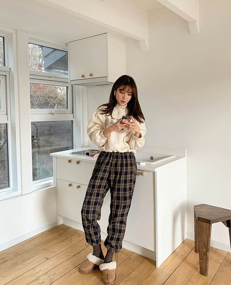 imvelyジャパンのインスタグラム：「今日の新作5%OFF🥰  ネイビーとイエローの暖かいカラーで 調和されたチェックジョガーパンツ💛  腰全体がバンディングで スウェットやニットなどトップスに合わせて 様々なコーデが快適に可能です👍✨  詳細はサイトでチェックしてください💡  #イムブリー#IMVELY#ワンピース#大人カジュアル#大人可愛い#ootd#デイリー #カジュアルコーデ」