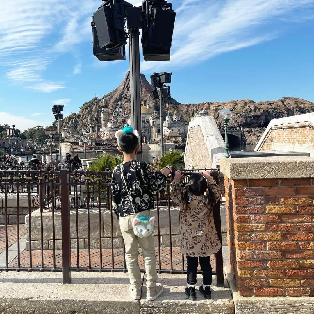 𝗔𝗜さんのインスタグラム写真 - (𝗔𝗜Instagram)「👦🏻👧🏻🤍🤍 . . 息子が着てるトップスと 娘が着てるパフスリーブのワンピは @zarakids でリンク🤍 . 足元も @converse_jp でリンクしたよ👟✨✨ . お昼はポカポカしてたから寒さに強い子供達は アウター暑いと脱いでました😳 夕方からはアウターとマフラー🧣でぬくぬくに🤣✨ . 猫が大好きな息子はジェラトーニ大好き🥴 娘はステラルーが好きでずっとベビーカーに ストラルーのお人形とポーチをのせて 自分でおして(ママ役)楽しんでました🤣🤍 . ここ〝メディトレーニアンハーバー〟で ミッキーと仲間達とよよよいしたよ🥰 みんな可愛かった〜💕 #お正月ディズニー . . #兄妹 #リンクコーデ #ディズニーコーデ #ディズニーシー #ディズニー写真部 #ミッキー #ミッキーと仲間たち #歳の差兄弟 #5歳差 #6学年差 #disney #disneysea #disneygram #disneyphoto #disneycode #バイラーズ #スーパーバイラーズ #baila_magazine #子供のいる暮らし #親バカ部 #mamagirl」1月8日 12時01分 - ai_ueharabyta