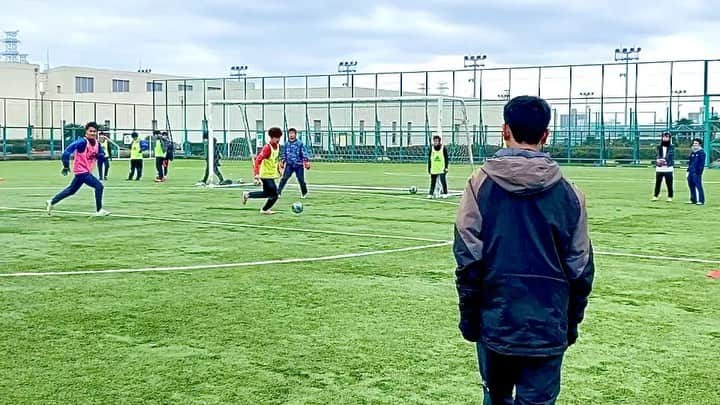 東京スポーツ・レクリエーション専門学校のインスタグラム：「サッカーコーチ⚽️🏃‍♂️﻿ ﻿ 2021年のサッカーコーチコース﻿ 最初の授業は『指導実践』‼️﻿ ﻿ ４月からファジアーノ岡山に内定を﻿ している２年生と、FC東京で実習を﻿ している１年生のコンビ👬﻿ ﻿ テーマは『縦パス』です🦵⚽️﻿ ﻿ #サッカーコーチ﻿ #コーチング﻿ #専門学校﻿ #サッカー﻿ #指導実践﻿ #縦パス﻿ #授業﻿ #⚽️﻿」