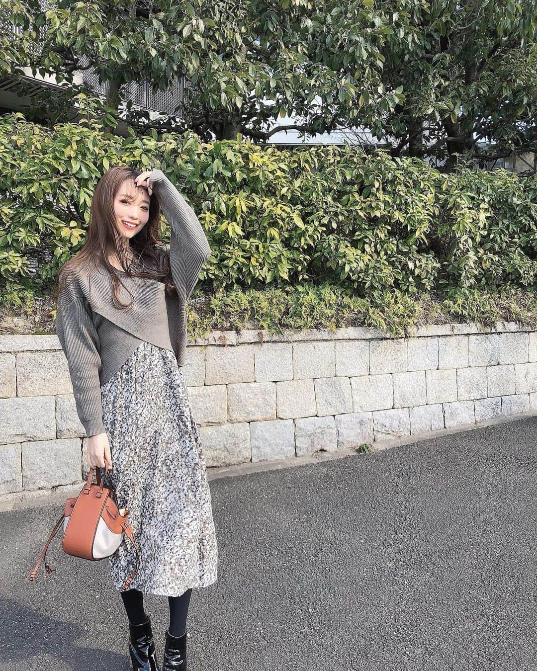 白岩まちこのインスタグラム：「≫≫👗... 𝘤𝘰𝘰𝘳𝘥𝘪𝘯𝘢𝘵𝘦...❤︎❤︎  ㅤㅤㅤㅤㅤㅤㅤ ㅤ 𝘛𝘰𝘥𝘢𝘺'𝘴  𝘤𝘰𝘰𝘳𝘥𝘪𝘯𝘢𝘵𝘦...🦊🍂  ㅤㅤㅤㅤㅤㅤㅤㅤㅤㅤㅤㅤㅤ  カシュクールのニットを探してたら ワンピースとセットになってる お得なやつ見つけた✌🏻✨ ㅤㅤㅤㅤㅤㅤㅤㅤㅤㅤㅤㅤㅤㅤㅤㅤㅤㅤㅤㅤㅤㅤㅤㅤㅤㅤ ㅤㅤㅤㅤㅤㅤㅤㅤㅤㅤㅤㅤㅤ ㅤㅤㅤㅤㅤㅤㅤㅤㅤㅤㅤㅤㅤ  𝘰𝘯𝘦-𝘱𝘪𝘦𝘤𝘦  @fifth_store  ㅤㅤㅤㅤㅤㅤㅤㅤㅤㅤㅤㅤㅤㅤㅤㅤㅤㅤㅤㅤㅤㅤㅤㅤㅤㅤㅤㅤㅤㅤ ㅤㅤㅤㅤㅤㅤㅤㅤㅤㅤㅤ ㅤㅤㅤㅤㅤㅤㅤㅤㅤㅤㅤㅤㅤ ☑︎ カシュクールニットワンピースセットアップ ㅤㅤㅤㅤㅤㅤㅤㅤㅤㅤㅤㅤㅤ 全２色　¥8,190 + tax  ㅤㅤㅤㅤㅤㅤㅤㅤㅤㅤㅤㅤㅤ ㅤㅤㅤㅤㅤㅤㅤㅤㅤㅤㅤㅤㅤ  カーキとパープルの２色あったけど、 私は大人っぽく着れるカーキ🌿  ㅤㅤㅤㅤㅤㅤㅤ ㅤㅤㅤㅤㅤㅤㅤㅤㅤㅤㅤㅤㅤ ニットのフロント部分は少し丈が短めやから スタイルがよく見える🤫㊙️ ㅤㅤㅤㅤㅤㅤㅤㅤㅤㅤㅤㅤㅤ ㅤㅤㅤㅤㅤㅤㅤㅤㅤㅤㅤㅤㅤ ㅤㅤㅤㅤㅤㅤㅤㅤㅤㅤㅤㅤㅤ ワンピースもストンと落ちるデザインやから 花柄でも大人っぽく着れちゃう🥴🌼 ㅤㅤㅤㅤㅤㅤㅤㅤㅤㅤㅤㅤㅤ ㅤㅤㅤㅤㅤㅤㅤㅤㅤㅤㅤㅤㅤ ㅤㅤㅤㅤㅤㅤㅤㅤㅤㅤㅤㅤㅤ  それぞれ単品でも着れるから、 カシュクールニットはデニム合わせしようと思ってるし、 ワンピースは白のモコモコニットと合わせる予定🦢🤍  ㅤㅤㅤㅤㅤㅤㅤㅤㅤㅤㅤㅤㅤㅤㅤㅤㅤㅤㅤㅤㅤㅤㅤㅤㅤㅤ  今、60%offのクーポン出てるから 3000円ぐらいで買えるよ🤭💫 ㅤㅤㅤㅤㅤㅤㅤㅤㅤㅤㅤㅤㅤ ㅤㅤㅤㅤㅤㅤㅤㅤㅤㅤㅤㅤㅤ  ㅤㅤㅤㅤㅤㅤㅤㅤㅤㅤㅤㅤㅤ ストーリーから見れるようにしとく😉✨ ㅤㅤㅤㅤㅤㅤㅤㅤㅤㅤㅤㅤㅤ ㅤㅤㅤㅤㅤㅤㅤㅤㅤㅤㅤㅤㅤ ㅤㅤㅤㅤㅤㅤㅤㅤㅤㅤㅤㅤㅤ  ってか、今日めちゃめちゃ寒いな🥶❄️  ㅤㅤㅤㅤㅤㅤㅤㅤㅤㅤㅤㅤㅤ ㅤㅤㅤㅤㅤㅤㅤㅤㅤㅤㅤㅤㅤ 暖房してもなかなか部屋が暖まらないもん🥺💫ㅤㅤㅤㅤㅤㅤㅤㅤㅤㅤㅤㅤㅤ ㅤㅤㅤㅤㅤㅤㅤㅤㅤㅤㅤㅤㅤ ㅤㅤㅤㅤㅤㅤㅤㅤㅤㅤㅤㅤㅤ 大阪も雪が降る説あったけど 私のところは雪降ってない☃️❄️ ㅤㅤㅤㅤㅤㅤㅤㅤㅤㅤㅤㅤㅤ ㅤㅤㅤㅤㅤㅤㅤㅤㅤㅤㅤㅤㅤ ㅤㅤㅤㅤㅤㅤㅤㅤㅤㅤㅤㅤㅤ ㅤㅤㅤㅤㅤㅤㅤㅤㅤㅤㅤㅤㅤ ゆにも毛布にグルグル巻きになって寝てるー😂😂😂 ㅤㅤㅤㅤㅤㅤㅤㅤㅤㅤㅤㅤㅤ ㅤㅤㅤㅤㅤㅤㅤㅤㅤㅤㅤㅤㅤ  というわけで、みなさんも午後からもfight(*•̀ᴗ•́*)و ̑̑  ㅤㅤㅤㅤㅤㅤㅤㅤㅤㅤㅤㅤㅤ ㅤㅤㅤㅤㅤㅤㅤㅤㅤㅤㅤㅤㅤ ㅤㅤㅤㅤㅤㅤㅤㅤㅤㅤㅤㅤㅤ ㅤㅤㅤㅤㅤㅤㅤㅤㅤㅤㅤㅤㅤ ㅤㅤㅤㅤㅤㅤㅤㅤㅤㅤㅤㅤㅤ  #fifth#fifthtl#フィフス #カシュクールニットワンピースセットアップ #フェミニン#セットアップ#ワンピース #平均身長コーデ#ワンピースコーデ #冬コーデ#ニットコーデ #今日のコーデ#ファッション #プチプラファッション#プチプラ #コーディネート#きょコ #冬服#冬服コーデ#デートコーデ #大人コーデ#今日のコーディネート #ファッションコーデ#大人可愛い #大人カジュアル#大人女子」