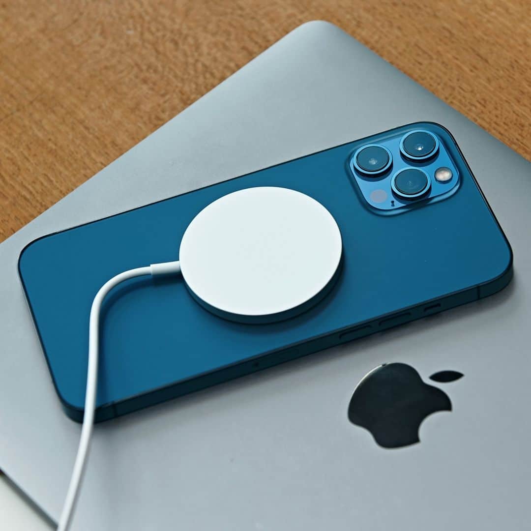 HYPEBEASTさんのインスタグラム写真 - (HYPEBEASTInstagram)「@apple has recently filed for two patents that allows Apple devices to be charged wirelessly on MacBooks. The first patent is for a design that has wireless charging built into the palm rest area of the MacBook, while the second patent includes a design where the MacBook’s entire lid becomes a wireless charger and the larger surface area also means that multiple devices to be charged at once. Stay tuned for more details on the new technology.⁠ Photo: Seunghoon Jeong/@hypebeaskr」1月8日 12時11分 - hypebeast