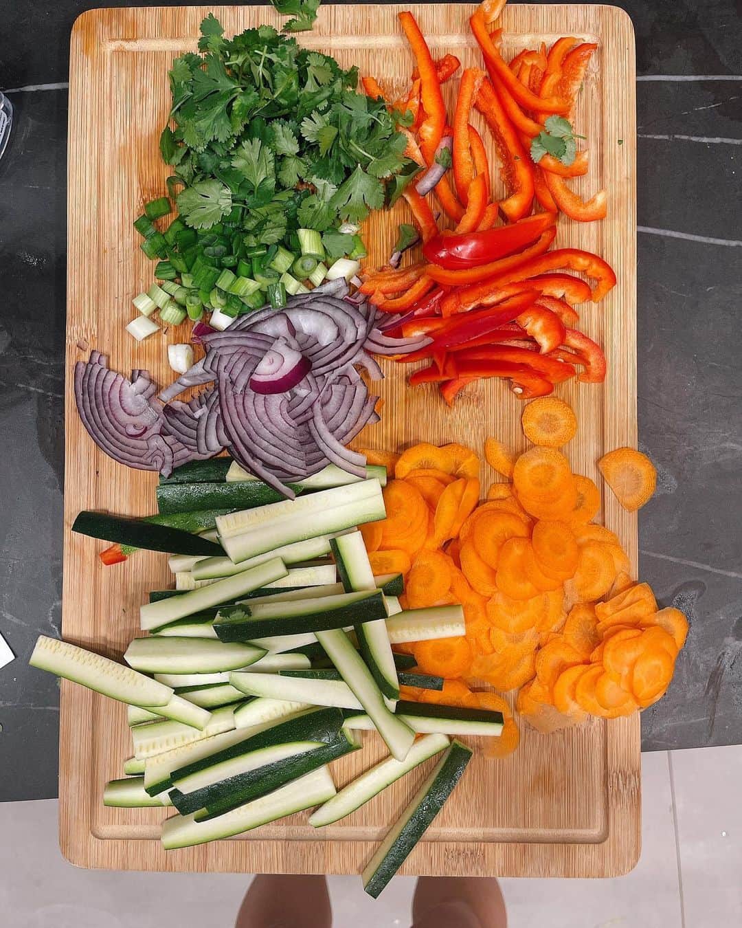 Sascha Barbozaのインスタグラム：「Cartoccio de pescado! Es muy fácil de hacer y super ligero!  Solo necesitas un filet de pescado blanco, vegetales de tu preferencia cortados en bastoncitos; zanahoria, pimentón, cebolla, cilantro, cebollín, ajo porro, calabacín. Un poquito de aceite de oliva, ajo, especias.  Papel encerado, horno a 400 F por 40-45 min」