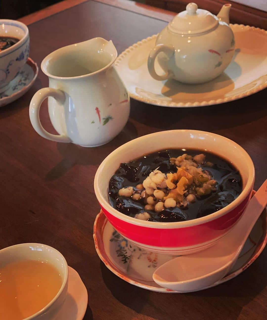 Erenaのインスタグラム：「🏵Taiwan cafe🏵 Delicious Taiwanese tea. I felt like I was traveling to Taiwan. このゼリーもとっても美味しかった😋🇹🇼🥮🥄 旅気分な癒しタイムだった🤟🥳 . #taiwan#cafe#tea#discover#noodle#medication#台湾#台湾カフェ#本場の味#台湾茶#バニラ#和菓子#飲茶#担々麺#台湾ゼリー#豆花#甘味#台湾伝統スイーツ#薬膳#薬膳料理」