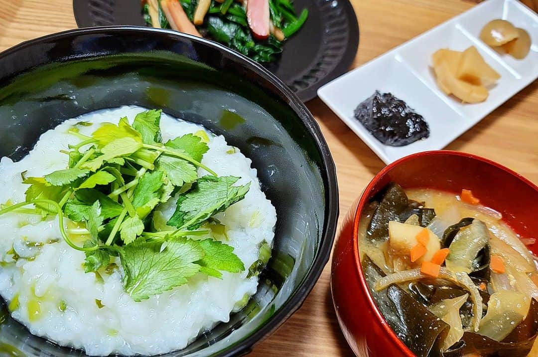 石関友梨のインスタグラム：「昨日の七草粥🍚  ちらし寿司のときに花飾りに使った人参の残りの破片を捨てずに細かく刻んでお味噌汁に再利用、やっぱ生わかめは美味しい✨  #おうちごはん #普通の量 #大食いオフシーズン #七草粥 #味噌汁 #ほうれん草とベーコンときのこソテー #ごはんですよ #お粥にはごはんですよ派 #手作りたくあん」