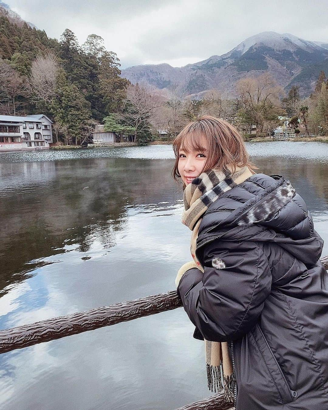 MIYUさんのインスタグラム写真 - (MIYUInstagram)「さっむ〜い🥶❄️﻿ ﻿ ﻿ ﻿ 今日からすっごく寒いって﻿ CHALが教えてくれたのですが﻿ もう想像を超える寒さで震えてます🥶🥶﻿ 昨日の夜もすっごく寒かったー。﻿ ﻿ ﻿ でも天気が良いので﻿ 気分が上がりますね(^^)♡﻿ ﻿ ﻿ ﻿ ﻿ ﻿ 昨日の投稿にコメント﻿ 沢山ありがとうございます⛳️♡﻿ ﻿ ﻿ 去年始めたばかりですが﻿ もうゴルフの魅力にどっぷりハマってます(笑)﻿ ﻿ ﻿ 今まで趣味はこれ！！﻿ っていうのがなかったのですが﻿ 今は趣味はゴルフ！！って言うくらい﻿ 好きです😂✨﻿ ﻿ ﻿ ﻿ 家族ともコースをまわったり♩﻿ お父さんがすごく喜んでくれています。(笑)﻿ ﻿ ﻿ ゴルフされている皆さん﻿ ぜひコツなど教えてください🙂♩(笑)﻿ ﻿ ﻿ ゴルフをまだしたことの無い皆さん、﻿ やっちゃいましょう⛳️🏌️‍♂️(笑)﻿ ﻿ ﻿ ﻿ #オリックス #Bs2020 #BsGirls #オリ姫﻿ #野球 #プロ野球 #オリックスバファローズ #超革新系﻿ #野球女子　#野球好き　#京セラドーム大阪　﻿ #冬コーデ #マフラー #패션　#데일리룩　#메이크﻿ #ゴルフ #ゴルフ女子 #ゴルフコーデ #ゴルフウェア﻿ #baseball #ORIX #Buffaloes #BINNOVATION﻿ #MIYU #miyu_337  #🐼 #家族旅行 #湖」1月8日 12時21分 - miyu_bsgirls_337