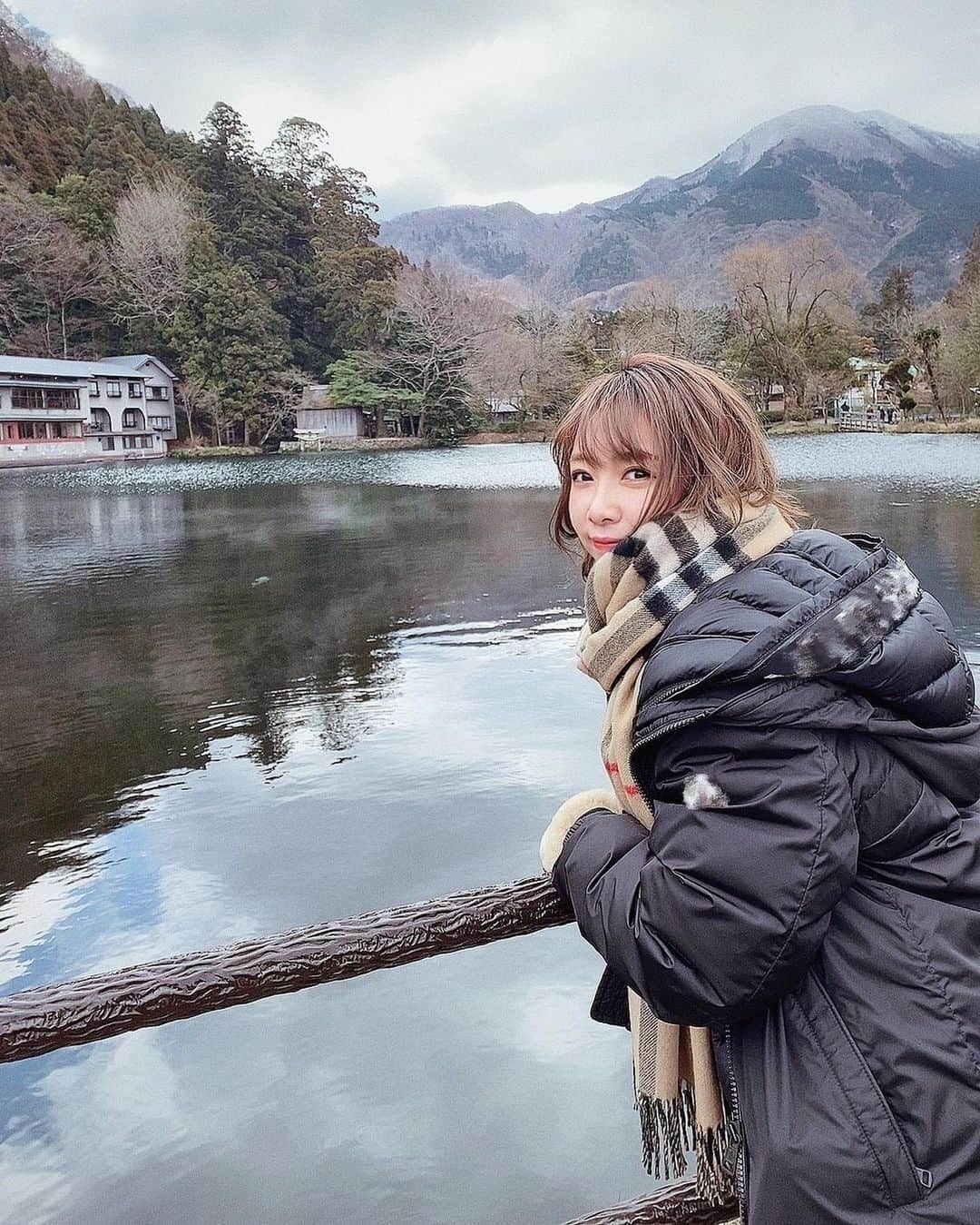 MIYUのインスタグラム：「さっむ〜い🥶❄️﻿ ﻿ ﻿ ﻿ 今日からすっごく寒いって﻿ CHALが教えてくれたのですが﻿ もう想像を超える寒さで震えてます🥶🥶﻿ 昨日の夜もすっごく寒かったー。﻿ ﻿ ﻿ でも天気が良いので﻿ 気分が上がりますね(^^)♡﻿ ﻿ ﻿ ﻿ ﻿ ﻿ 昨日の投稿にコメント﻿ 沢山ありがとうございます⛳️♡﻿ ﻿ ﻿ 去年始めたばかりですが﻿ もうゴルフの魅力にどっぷりハマってます(笑)﻿ ﻿ ﻿ 今まで趣味はこれ！！﻿ っていうのがなかったのですが﻿ 今は趣味はゴルフ！！って言うくらい﻿ 好きです😂✨﻿ ﻿ ﻿ ﻿ 家族ともコースをまわったり♩﻿ お父さんがすごく喜んでくれています。(笑)﻿ ﻿ ﻿ ゴルフされている皆さん﻿ ぜひコツなど教えてください🙂♩(笑)﻿ ﻿ ﻿ ゴルフをまだしたことの無い皆さん、﻿ やっちゃいましょう⛳️🏌️‍♂️(笑)﻿ ﻿ ﻿ ﻿ #オリックス #Bs2020 #BsGirls #オリ姫﻿ #野球 #プロ野球 #オリックスバファローズ #超革新系﻿ #野球女子　#野球好き　#京セラドーム大阪　﻿ #冬コーデ #マフラー #패션　#데일리룩　#메이크﻿ #ゴルフ #ゴルフ女子 #ゴルフコーデ #ゴルフウェア﻿ #baseball #ORIX #Buffaloes #BINNOVATION﻿ #MIYU #miyu_337  #🐼 #家族旅行 #湖」
