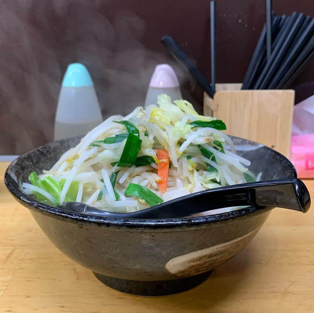 くろさんのインスタグラム写真 - (くろInstagram)「タンメン野菜増し🍜800円 緊急事態宣言が出ちゃったので来週からは完全在宅勤務。 ってことで、新橋ランチも当面出来ないので、ひさびさにタンメンしゃきしゃき😋 #マツコ曰くタンメンはカロリーゼロ #マツコの知らない世界で紹介 #マツコの知らない世界でやってた  #タンメン #おまえに食わすタンメンはねぇ  #タンメン専門店 #タンメン餃子専門店 #タンメンギョウザ専門店 #タンメンしゃきしゃき #タンメンしゃきしゃき新橋店 #タンメン野菜増し #タンメンはカロリーゼロ #新橋ランチ #麺スタグラム」1月8日 12時21分 - m6bmw