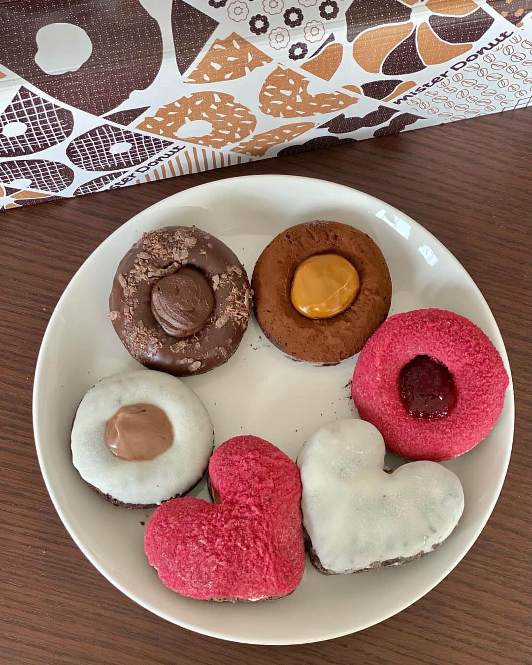 Ayuminさんのインスタグラム写真 - (AyuminInstagram)「🍩ミスドコラボ🍩 『misdo meets PIERRE MARCOLINI』 @misterdonut_jp ✖️ @pierre_marcolini_japan 全部で6種類💓早速おうちでカットして 分け合っていただきました！ 個人的には丸型のフォンダンショコラが好き！ . . ☑️ #フォンダンショコラドーナツヘーゼルナッツ ☑️ #フォンダンショコラドーナツショコラ ☑️ #フォンダンショコラドーナツフランボワーズ ☑️ #フォンダンショコラドーナツキャラメル ☑️ #デニッシュショコラフランボワーズ ☑️ #デニッシュショコラヘーゼルナッツ . . 中でもフォンダンショコラの ショコラとキャラメルがダントツ🥺 . 普段フランボワーズやヘーゼルナッツ味 が自分好みのフレーバーなんだけど このドーナツはショコラとキャラメル推し🍩 ソースの部分の濃厚さがたまらない💓 . もちろんヘーゼルナッツの香りも フランボワーズの酸味もGOODでした👏 . . スタバクイーン👸🏼メインアカウント ➡︎ @ayumin0220stb . #ミスド#ミスタードーナツ#ピエールマルコリーニ#misdomeetsPIERREMARCOLINI#PIERREMARCOLINI#ドーナツ #愛知グルメ#名古屋グルメ#名古屋スイーツ#愛知スイーツ#名古屋ドーナツ#名古屋カフェ#愛知カフェ #インスタグルメアワード2021#あいなご#ナゴレコ#グルメライター」1月8日 12時32分 - ayumin0220