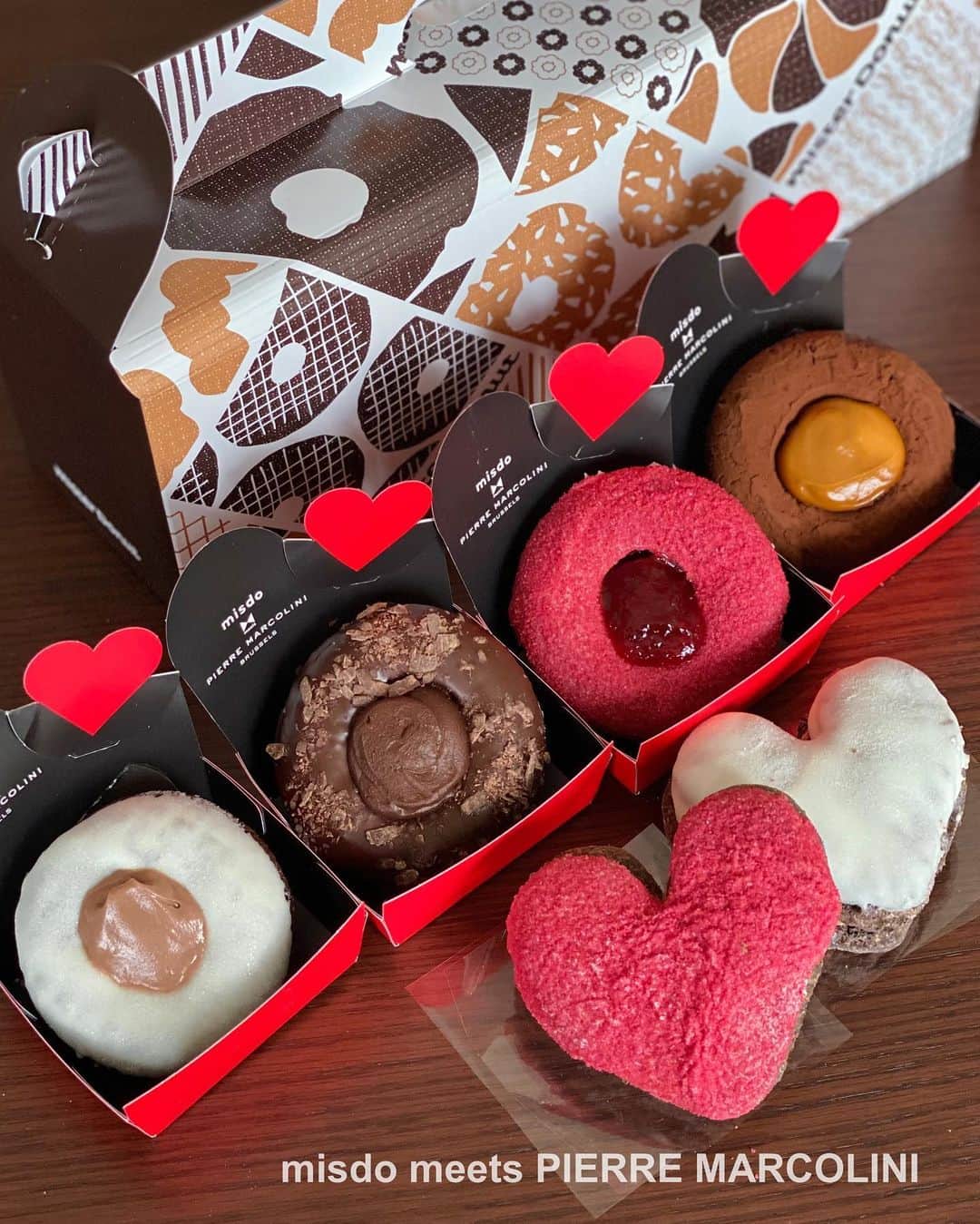 Ayuminのインスタグラム：「🍩ミスドコラボ🍩 『misdo meets PIERRE MARCOLINI』 @misterdonut_jp ✖️ @pierre_marcolini_japan 全部で6種類💓早速おうちでカットして 分け合っていただきました！ 個人的には丸型のフォンダンショコラが好き！ . . ☑️ #フォンダンショコラドーナツヘーゼルナッツ ☑️ #フォンダンショコラドーナツショコラ ☑️ #フォンダンショコラドーナツフランボワーズ ☑️ #フォンダンショコラドーナツキャラメル ☑️ #デニッシュショコラフランボワーズ ☑️ #デニッシュショコラヘーゼルナッツ . . 中でもフォンダンショコラの ショコラとキャラメルがダントツ🥺 . 普段フランボワーズやヘーゼルナッツ味 が自分好みのフレーバーなんだけど このドーナツはショコラとキャラメル推し🍩 ソースの部分の濃厚さがたまらない💓 . もちろんヘーゼルナッツの香りも フランボワーズの酸味もGOODでした👏 . . スタバクイーン👸🏼メインアカウント ➡︎ @ayumin0220stb . #ミスド#ミスタードーナツ#ピエールマルコリーニ#misdomeetsPIERREMARCOLINI#PIERREMARCOLINI#ドーナツ #愛知グルメ#名古屋グルメ#名古屋スイーツ#愛知スイーツ#名古屋ドーナツ#名古屋カフェ#愛知カフェ #インスタグルメアワード2021#あいなご#ナゴレコ#グルメライター」