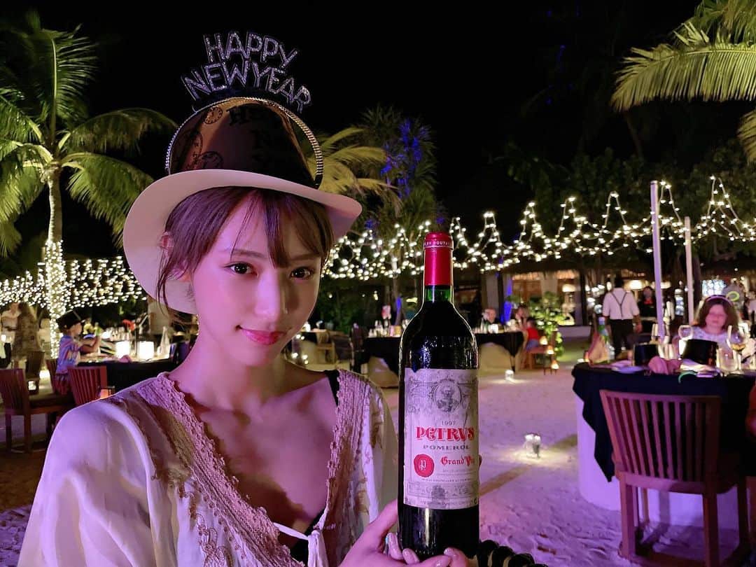 石條遥梨のインスタグラム：「・ ・ ・ 年越しワインはペトリュス97でした🍷 ・ ・ どんな料理と合わせようか？🤔と色々マリアージュし始めたけど割と早い段階でペトリュス単体で飲みたくない？となり、 ご飯は軽めにサクッと終わらせペトリュスを堪能したんだけど あの青い香りもタンニンもまろやかで心地よくてあっという間にグラスが空に、、 ・ ・ スイスイ飲んでしまうので 子供をお寿司屋さん連れてく前におにぎり食べさせる、みたいにアペリティフで強めのお酒飲んだ方が良いかもしれない、、 でも美味しいワインはまっさらな口の状態で飲みたい、、、、🙏 ・ ・ #小さい頃からもやし好き #きゅうり好き　#お寿司お肉苦手だった #そんな質素めなわたしがペトリュス飲んでるの #怖い #怖いよ」